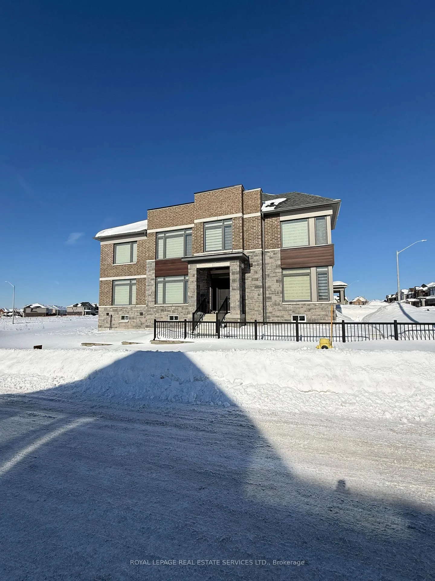 Photo 3 of 27 Rochester Drive, Barrie, Rural Barrie Southeast — HOMEH
