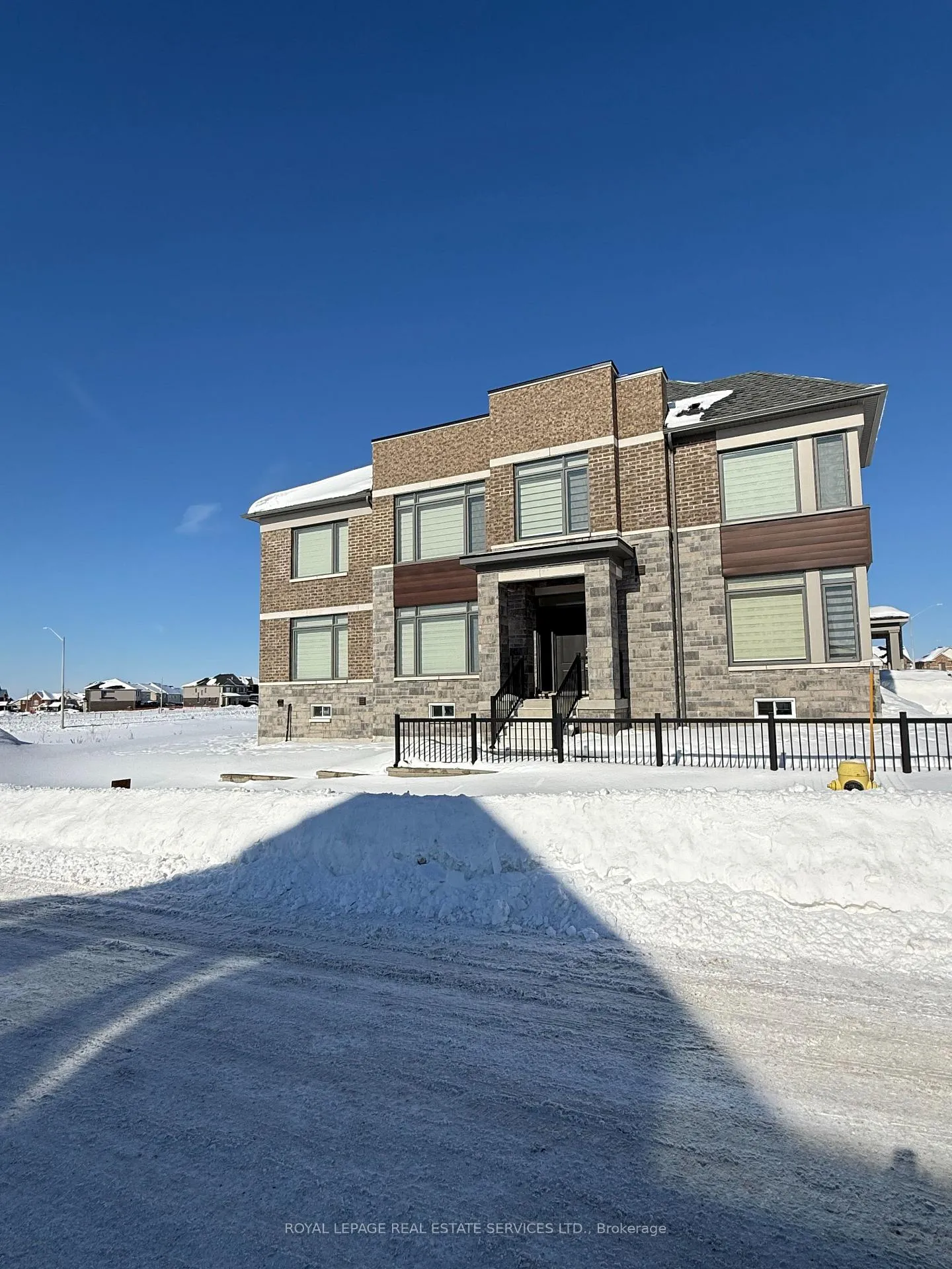 Photo 4 of 27 Rochester Drive, Barrie, Rural Barrie Southeast — HOMEH
