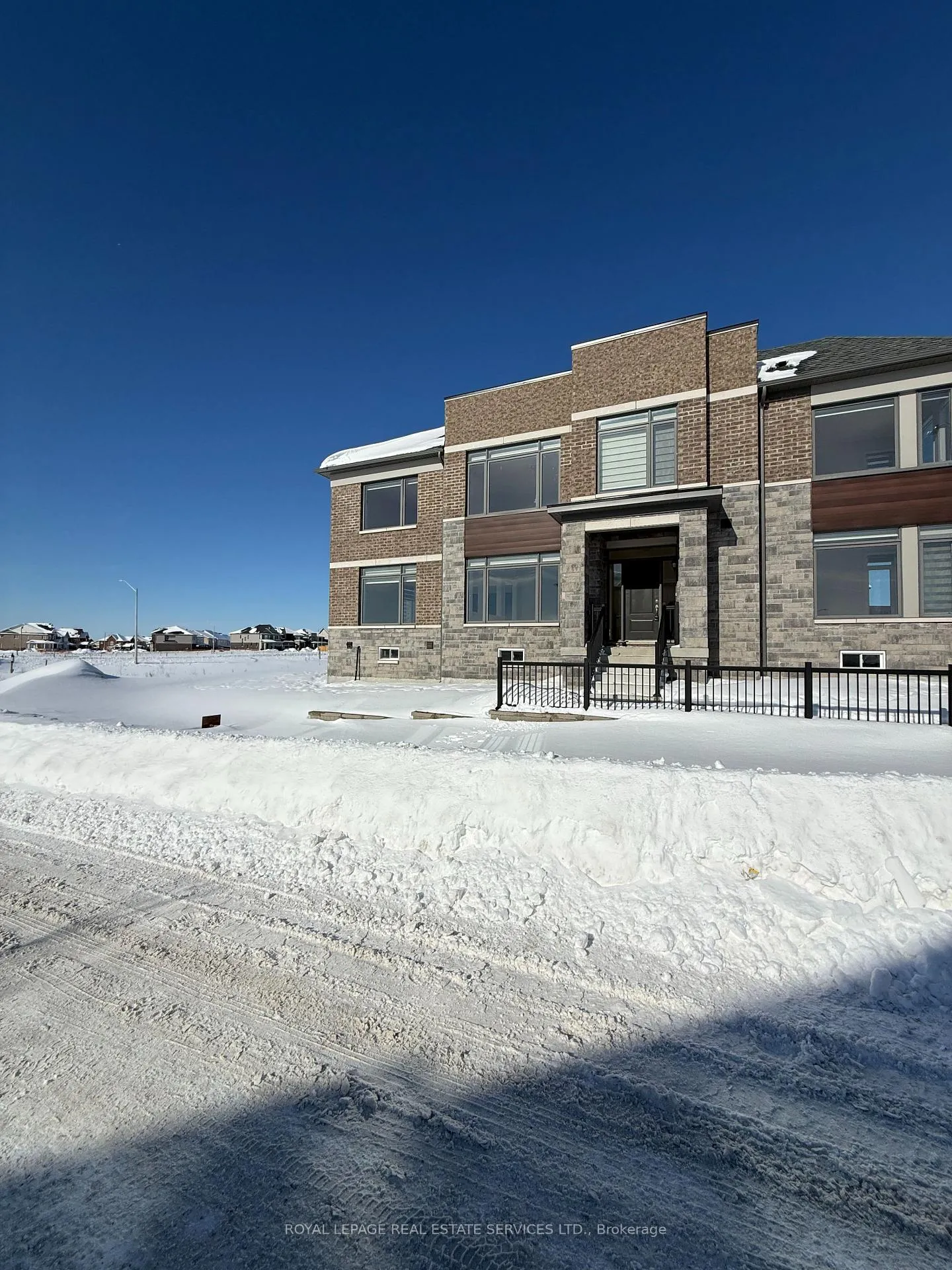 Photo 5 of 27 Rochester Drive, Barrie, Rural Barrie Southeast — HOMEH