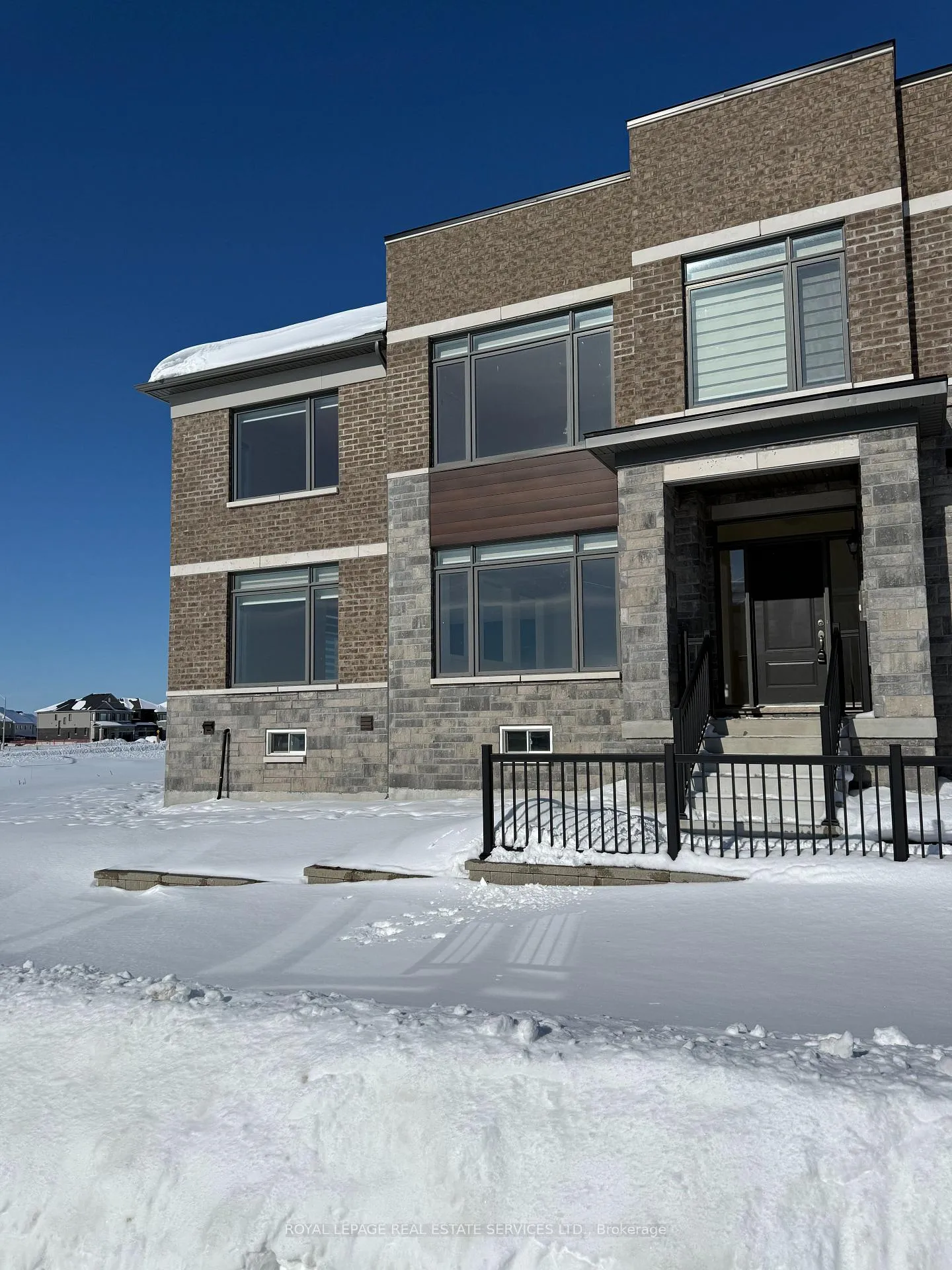Photo 8 of 27 Rochester Drive, Barrie, Rural Barrie Southeast — HOMEH