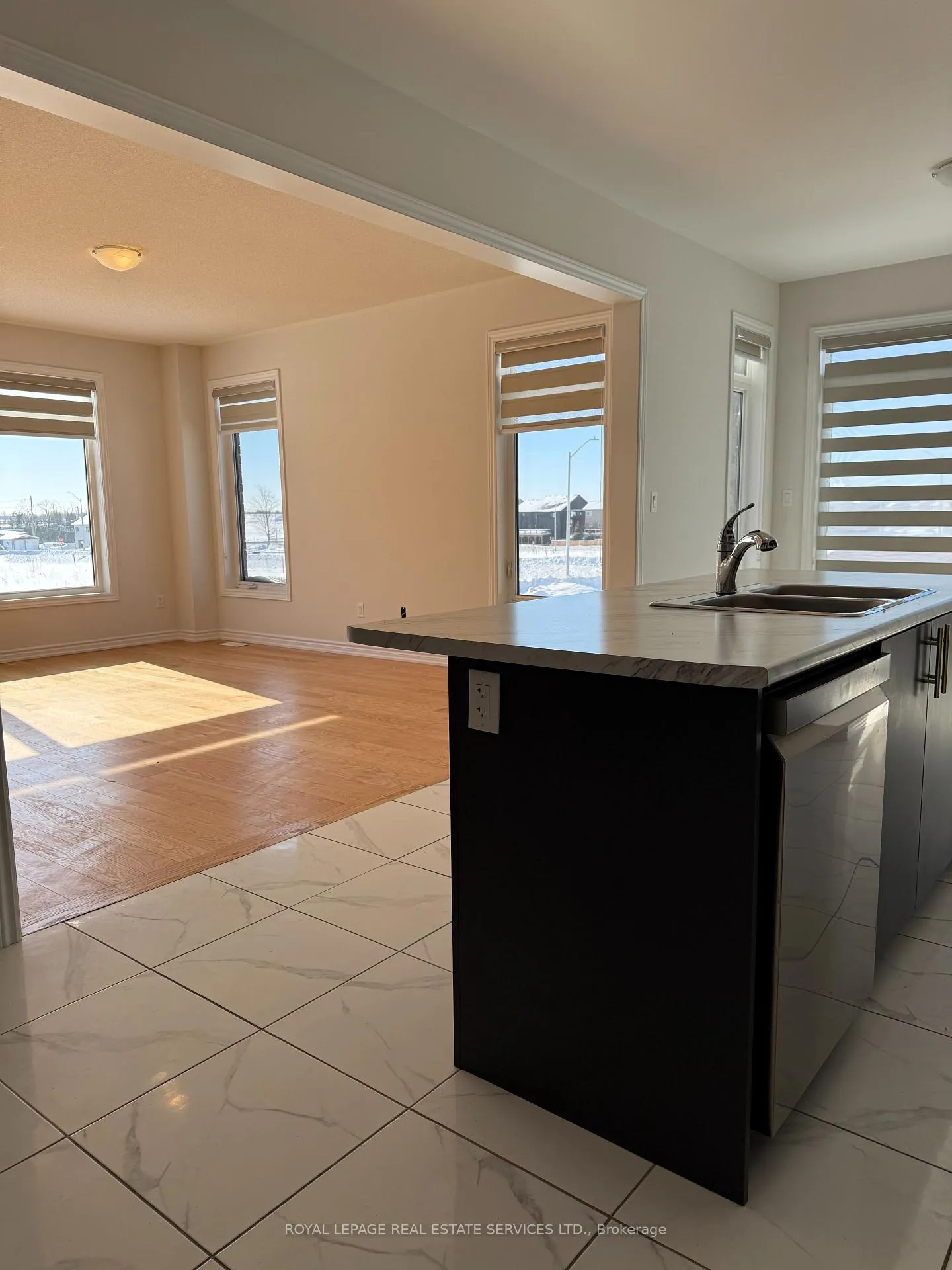 Photo 11 of 27 Rochester Drive, Barrie, Rural Barrie Southeast — HOMEH