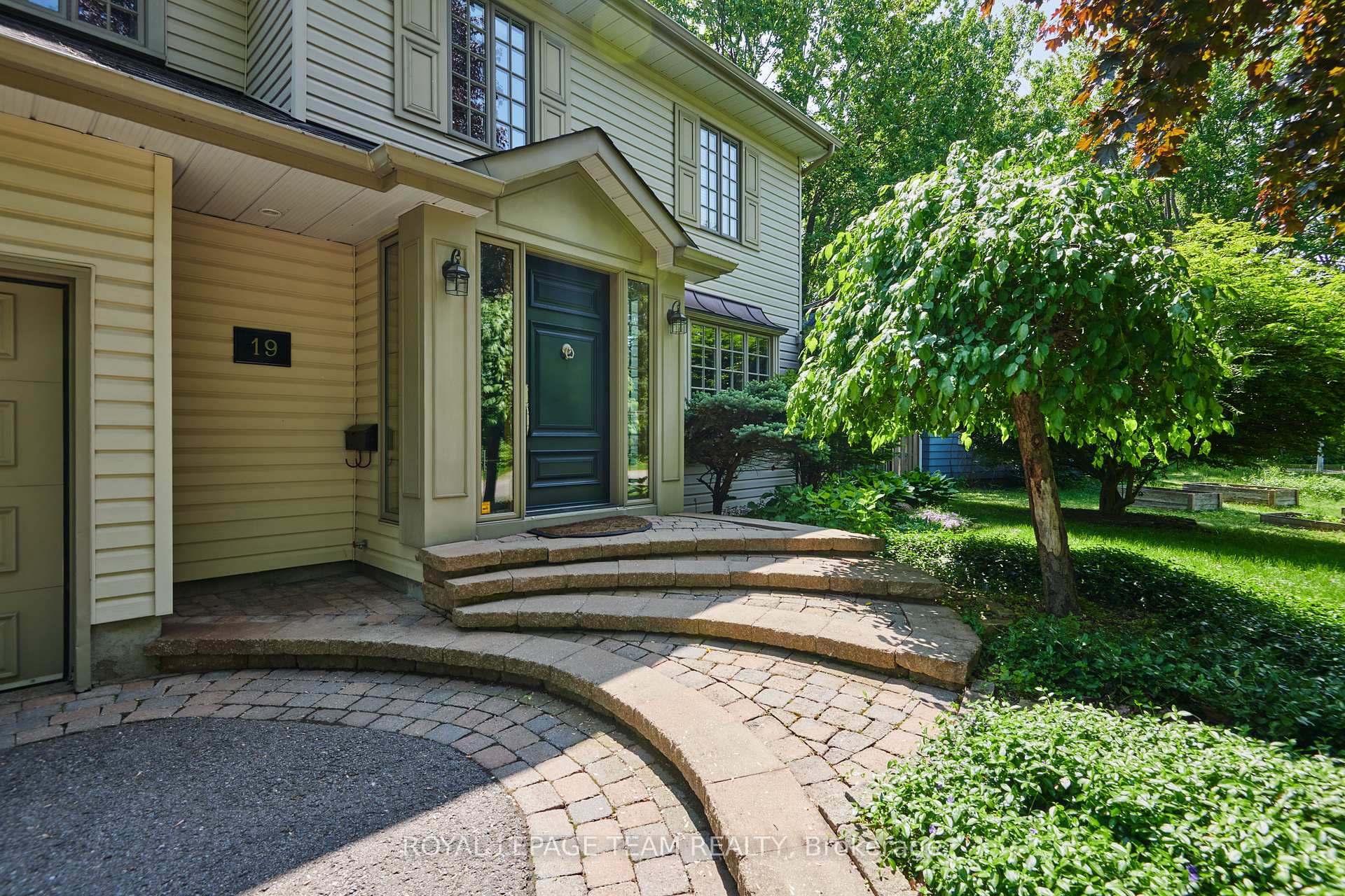 Photo 2 of 19 Farnham Crescent, Ottawa, Manor Park — HOMEH