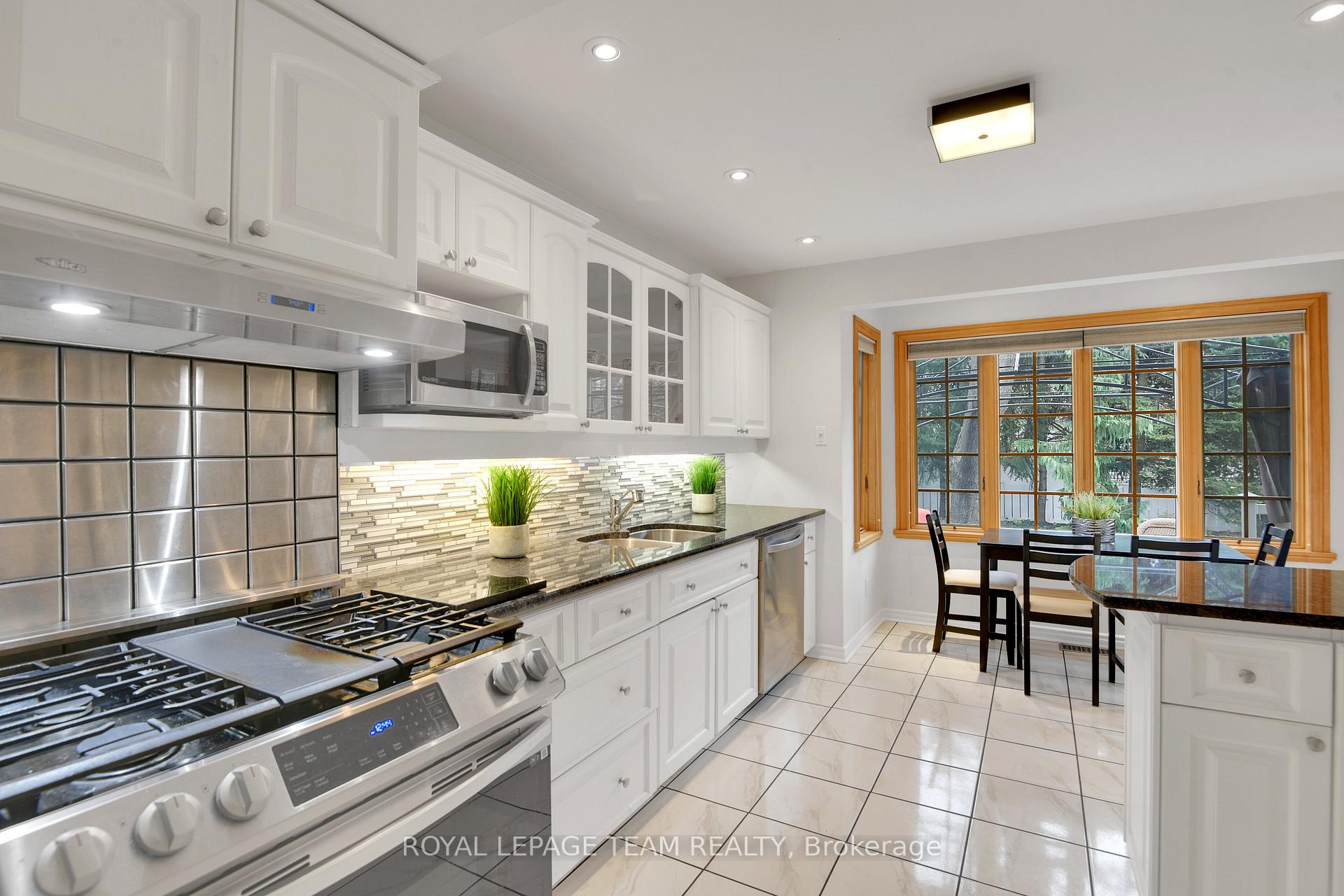 Photo 10 of 19 Farnham Crescent, Ottawa, Manor Park — HOMEH