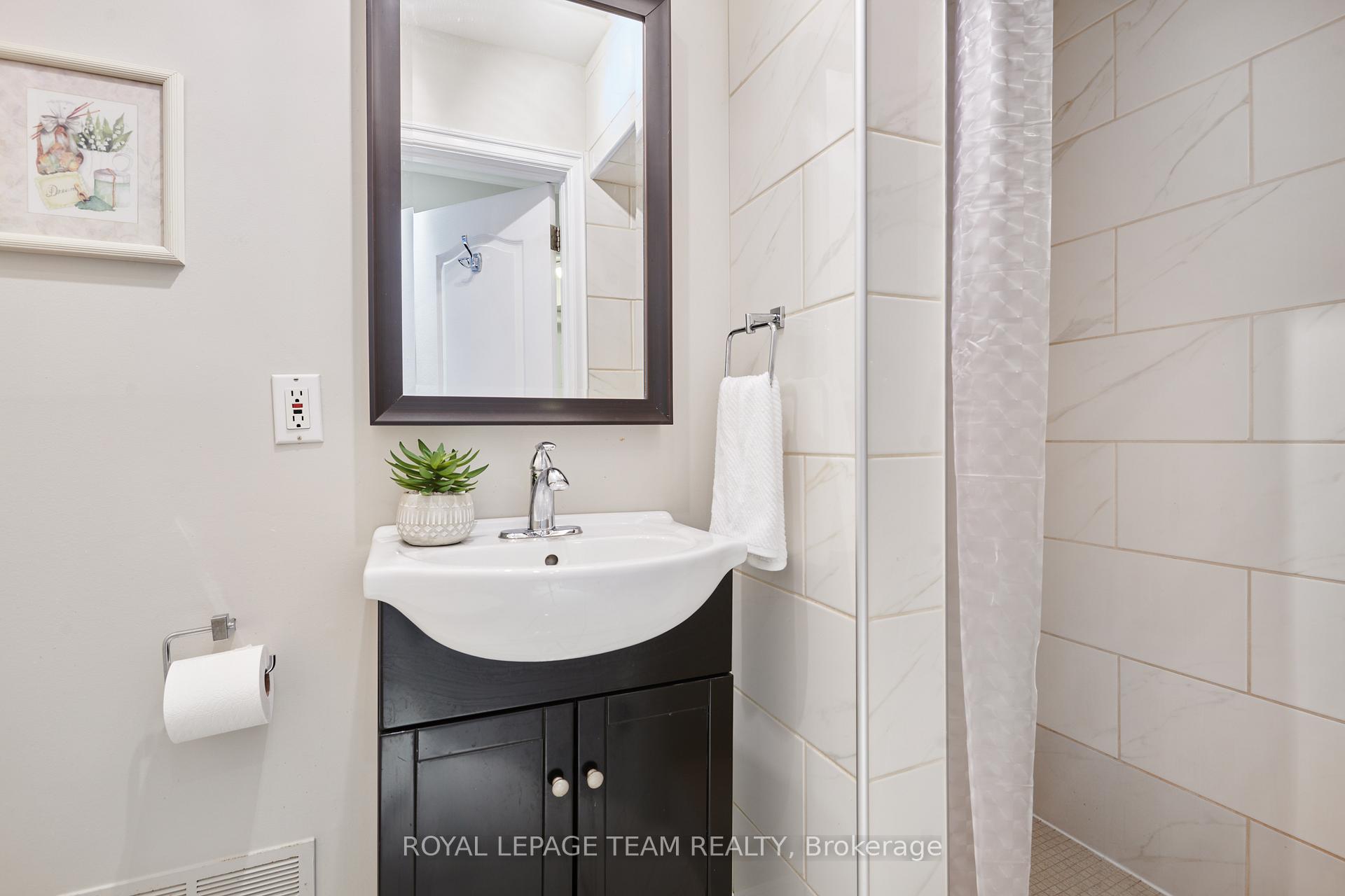 Photo 14 of 19 Farnham Crescent, Ottawa, Manor Park — HOMEH
