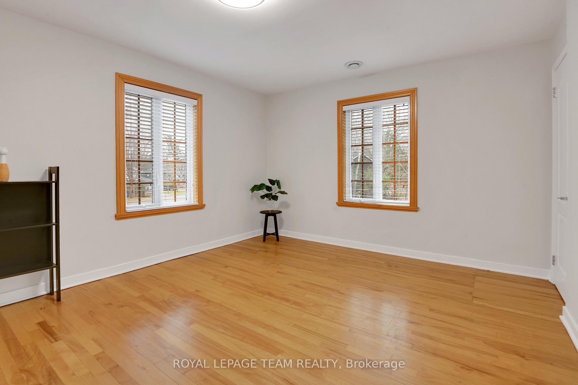 Photo 18 of 19 Farnham Crescent, Ottawa, Manor Park — HOMEH