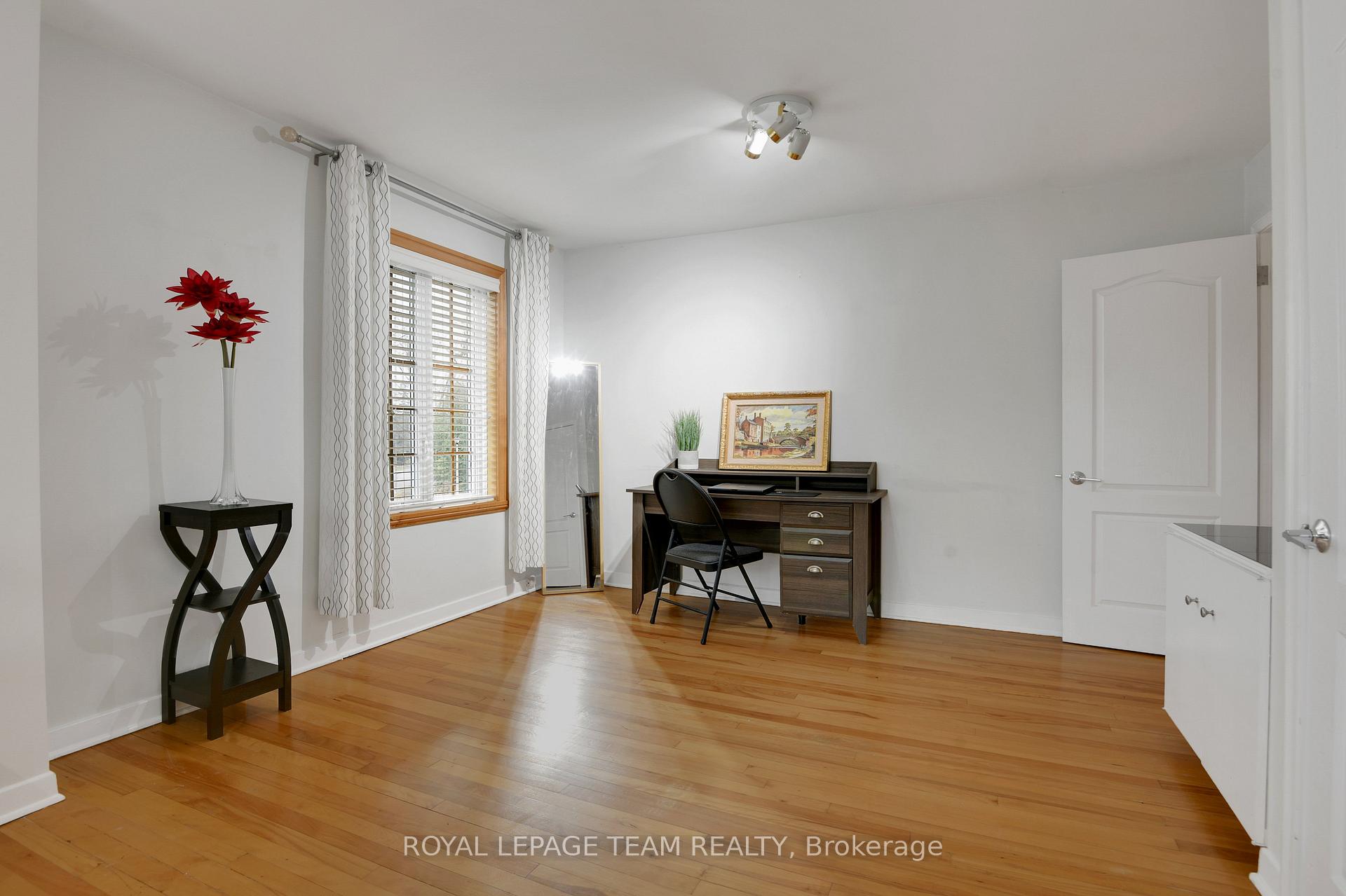 Photo 21 of 19 Farnham Crescent, Ottawa, Manor Park — HOMEH