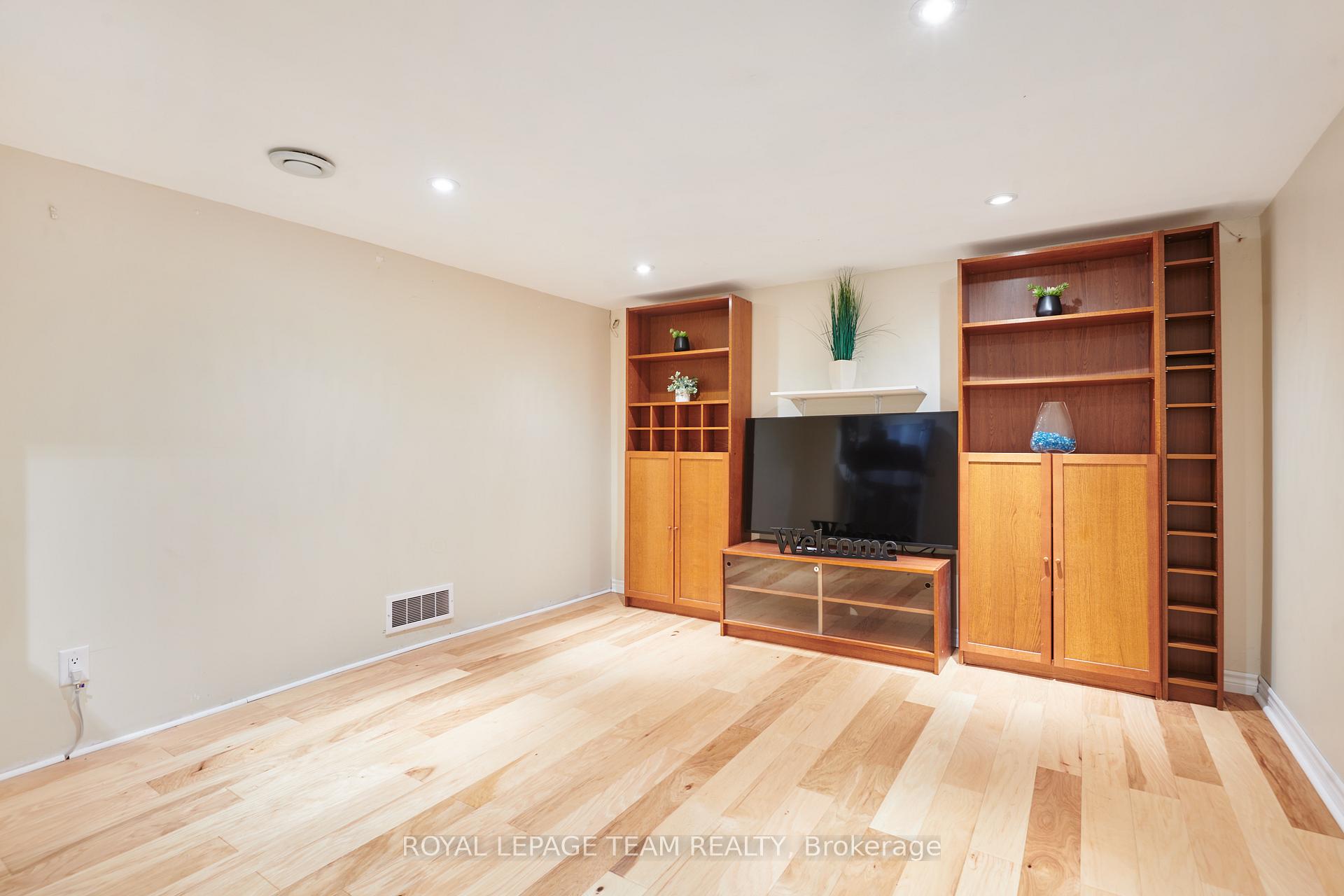 Photo 24 of 19 Farnham Crescent, Ottawa, Manor Park — HOMEH