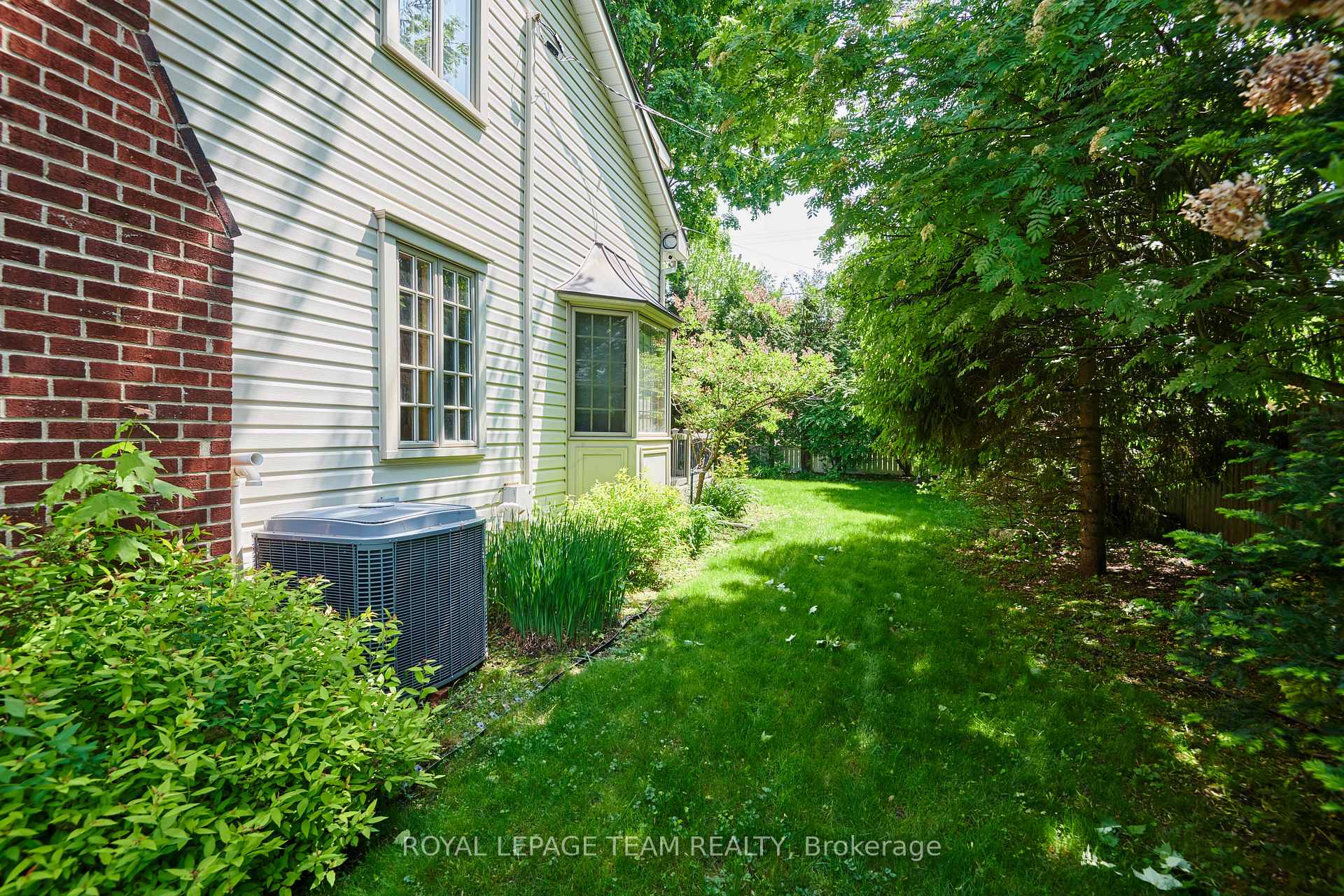 Photo 32 of 19 Farnham Crescent, Ottawa, Manor Park — HOMEH