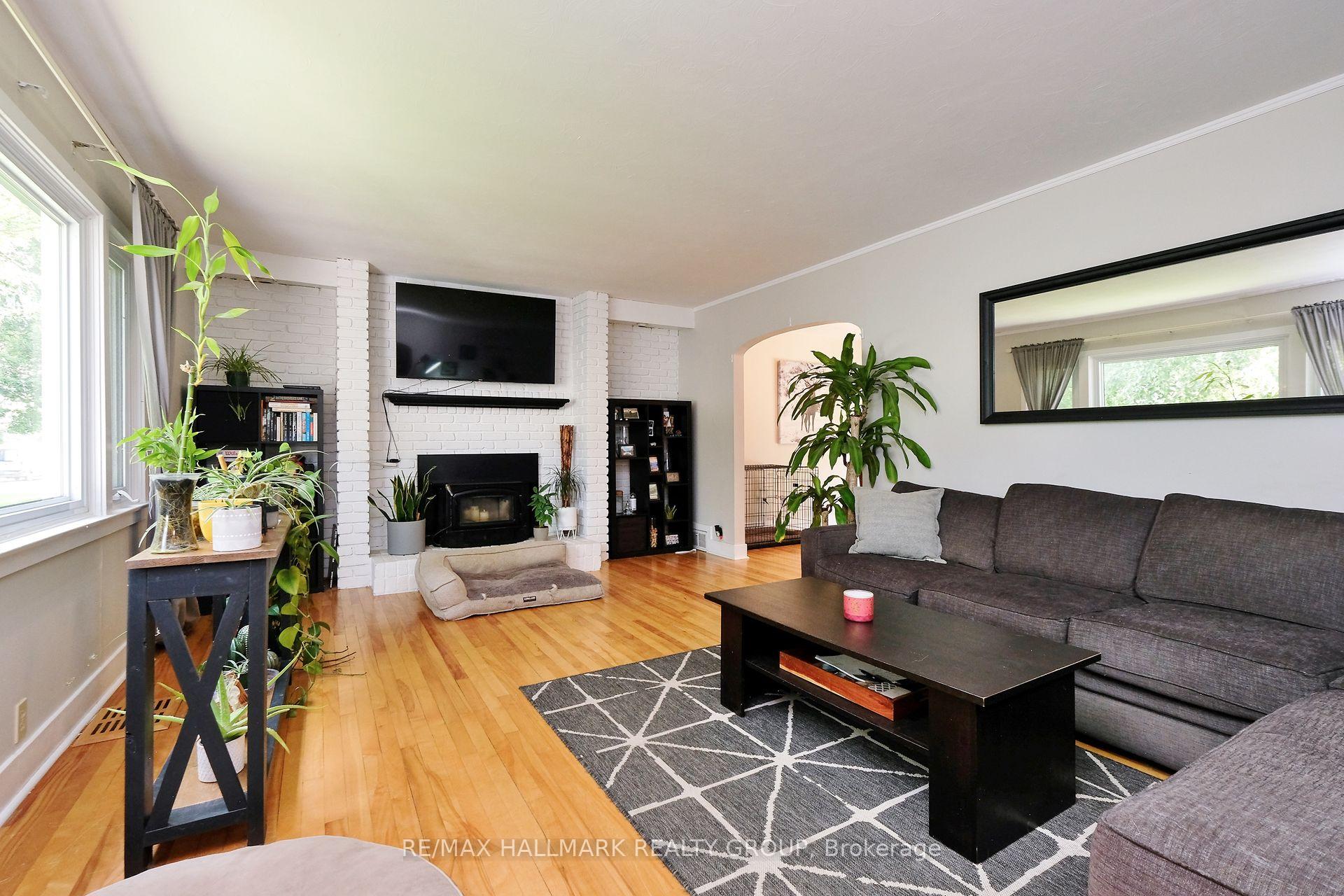 Photo 4 of 43 Withrow Avenue, Ottawa, Meadowlands/St. Claire Gardens — HOMEH