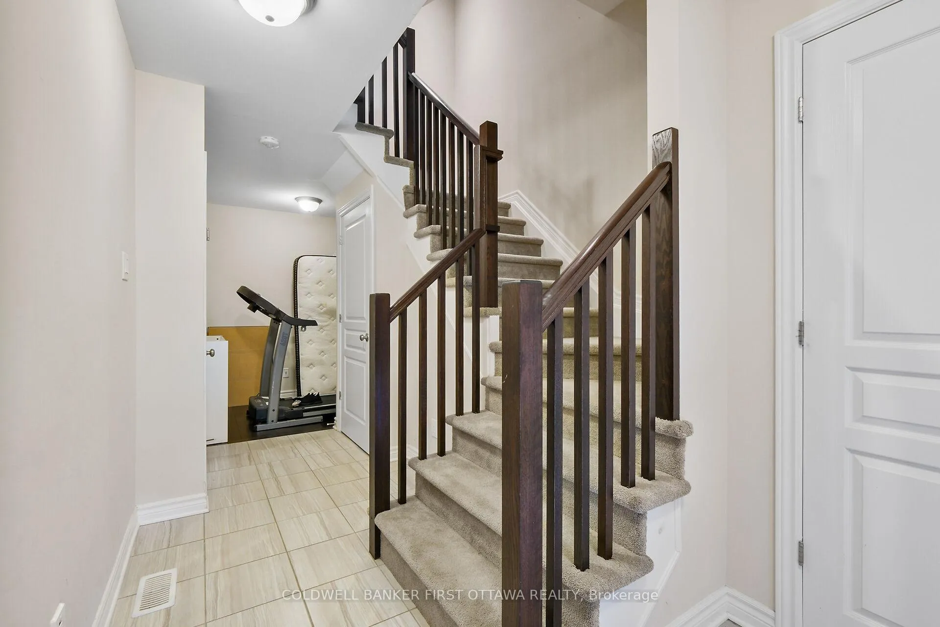 Photo 3 of 22 Stockholm Private, Ottawa, Riverside South/Gloucester Glen — HOMEH