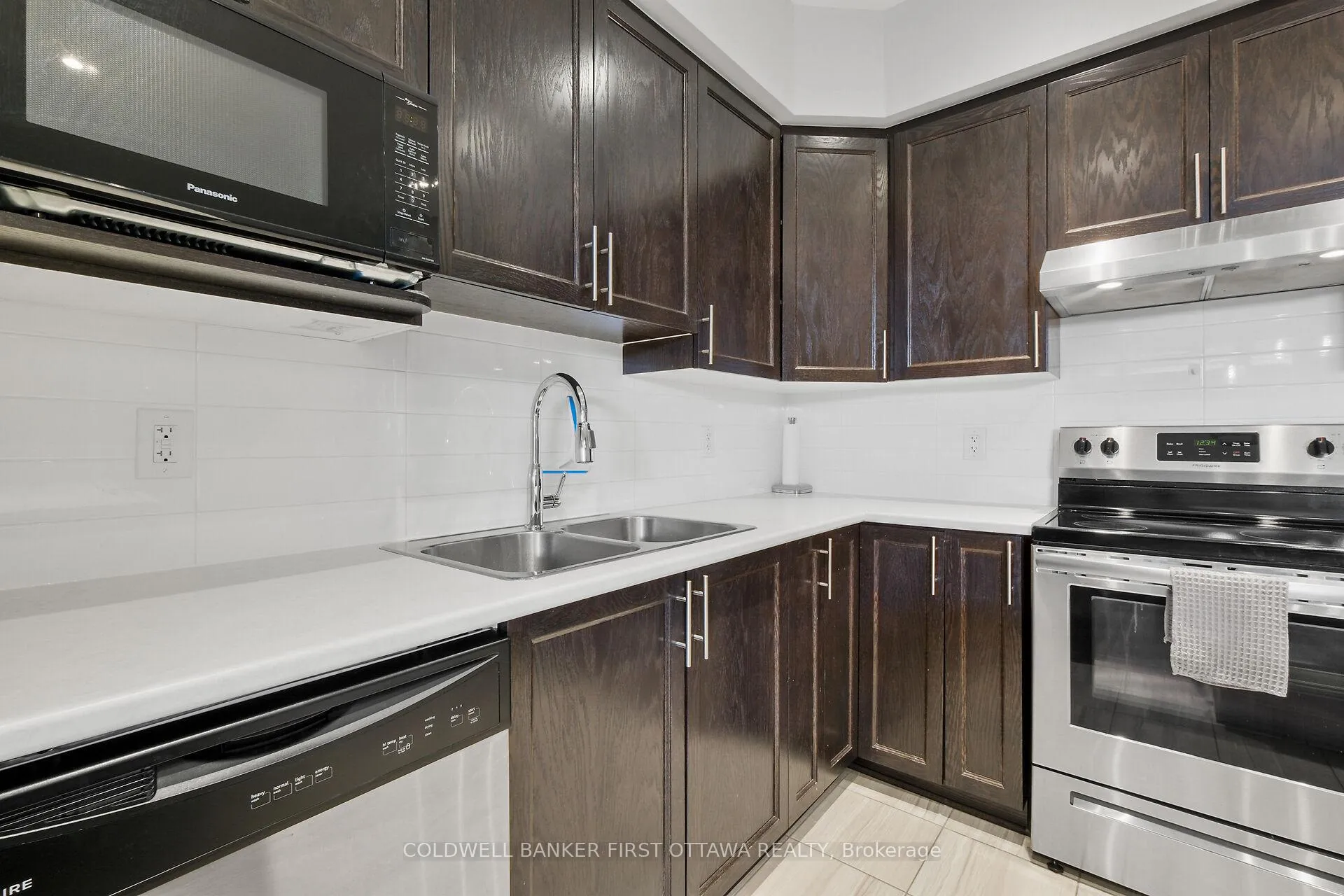 Photo 11 of 22 Stockholm Private, Ottawa, Riverside South/Gloucester Glen — HOMEH