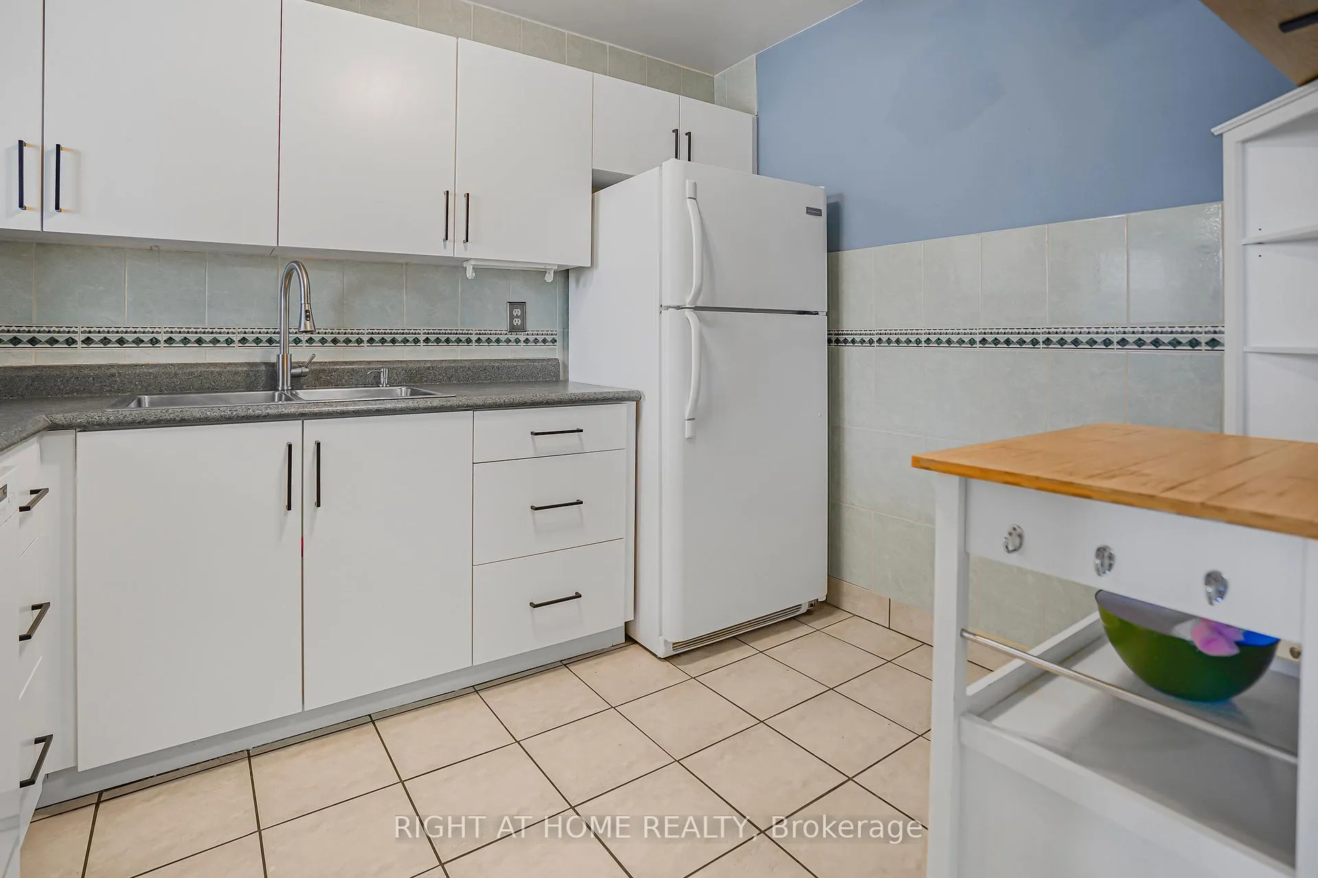 Photo 8 of Unit 203, 18 Holborn Court, Kitchener — HOMEH