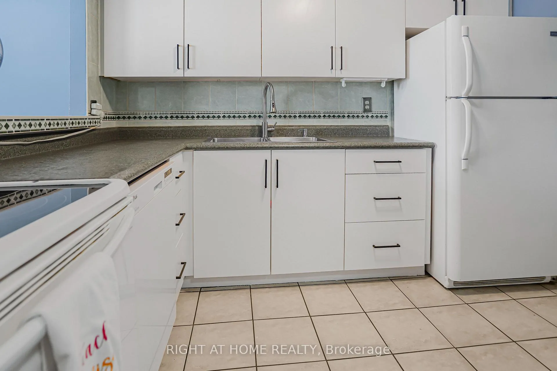 Photo 9 of Unit 203, 18 Holborn Court, Kitchener — HOMEH