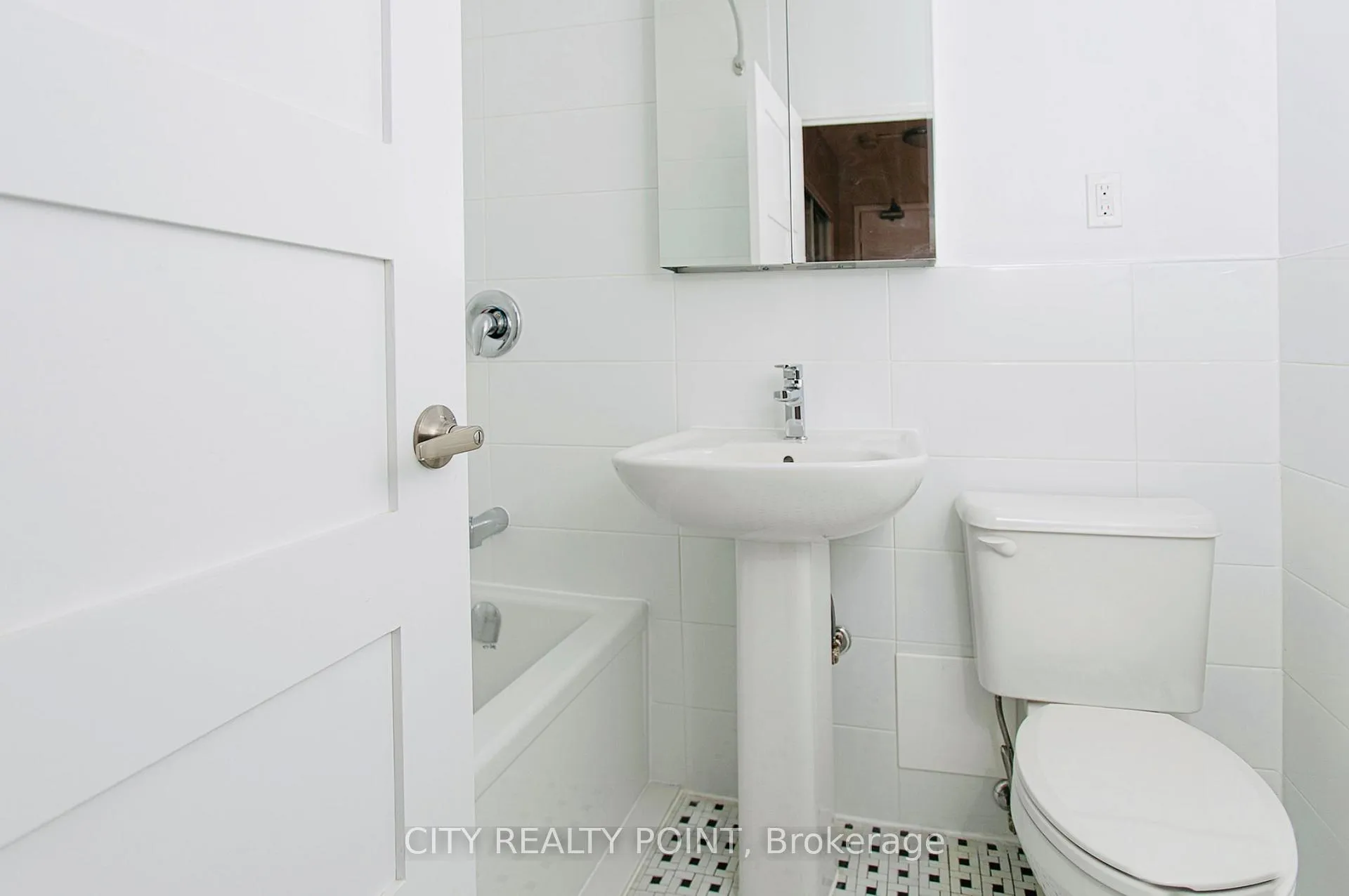 Photo 8 of Unit 301, 1291 Bayview Avenue N, Toronto, Leaside — HOMEH
