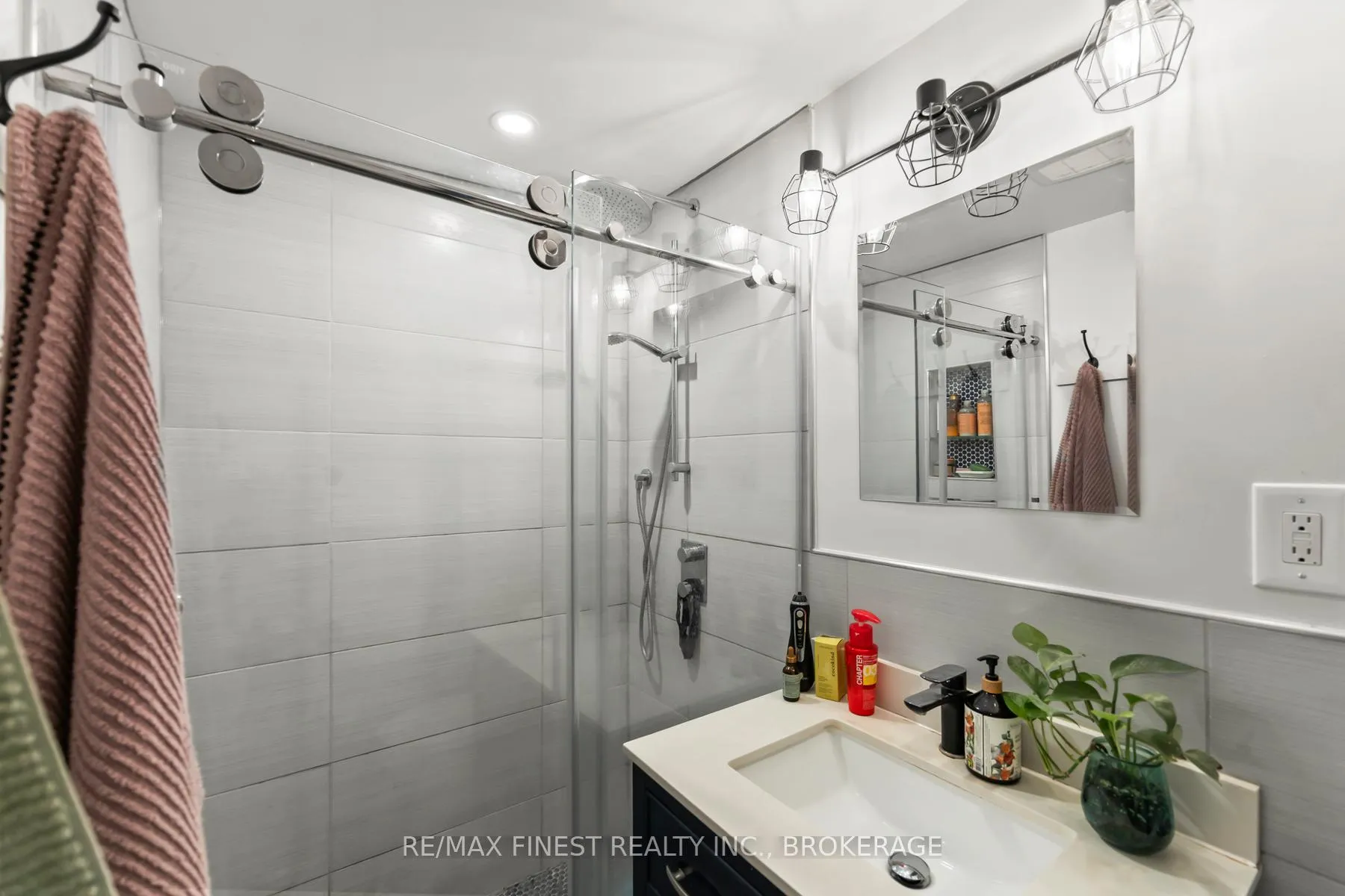 Photo 20 of 343 Sydenham Street, Kingston, East of Sir John A. Blvd — HOMEH
