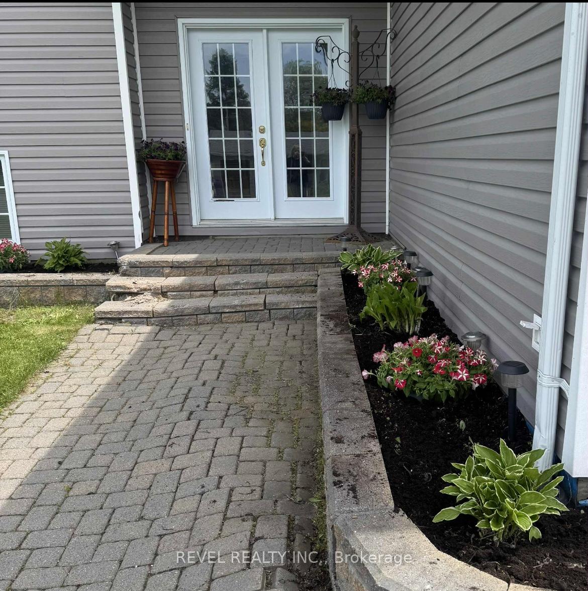 Photo 2 of 354 Seventeenth Avenue, Cochrane — HOMEH