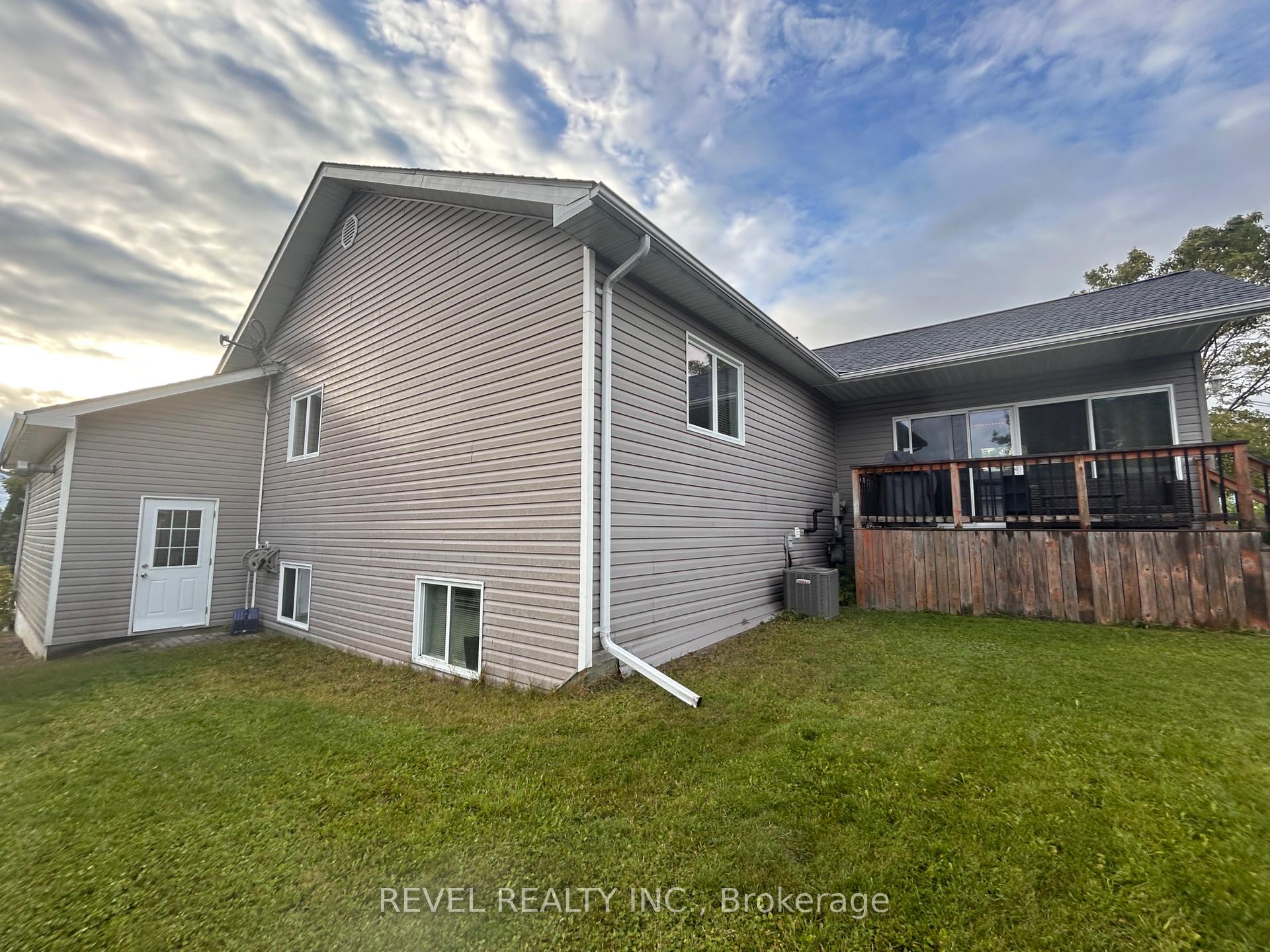 Photo 9 of 354 Seventeenth Avenue, Cochrane — HOMEH