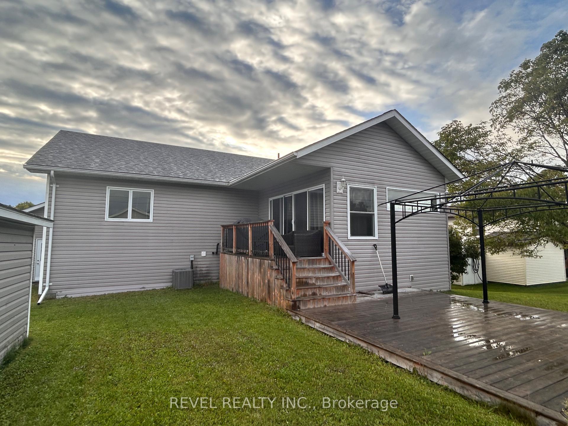 Photo 4 of 354 Seventeenth Avenue, Cochrane — HOMEH