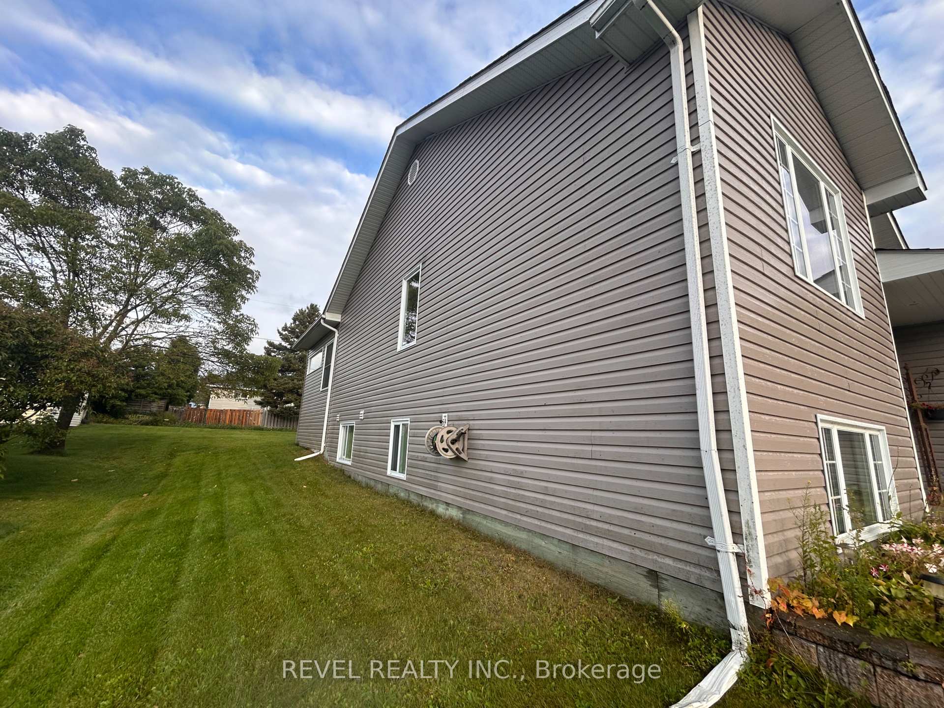 Photo 6 of 354 Seventeenth Avenue, Cochrane — HOMEH