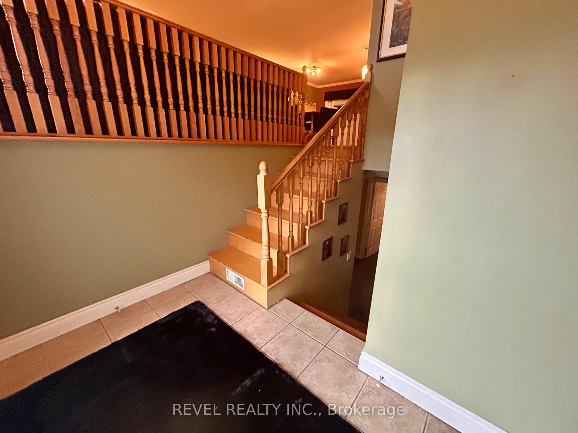 Photo 18 of 354 Seventeenth Avenue, Cochrane — HOMEH