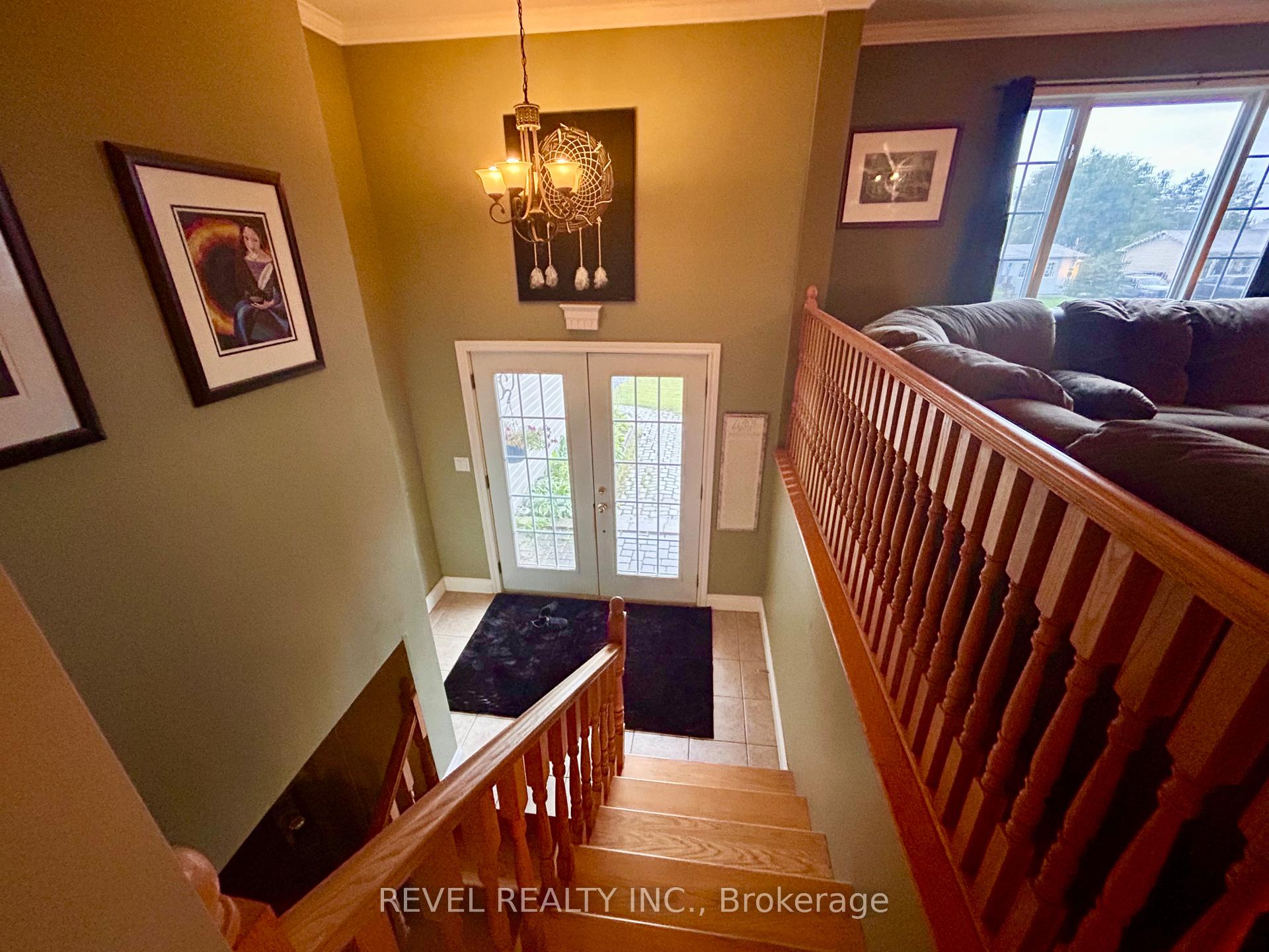 Photo 24 of 354 Seventeenth Avenue, Cochrane — HOMEH