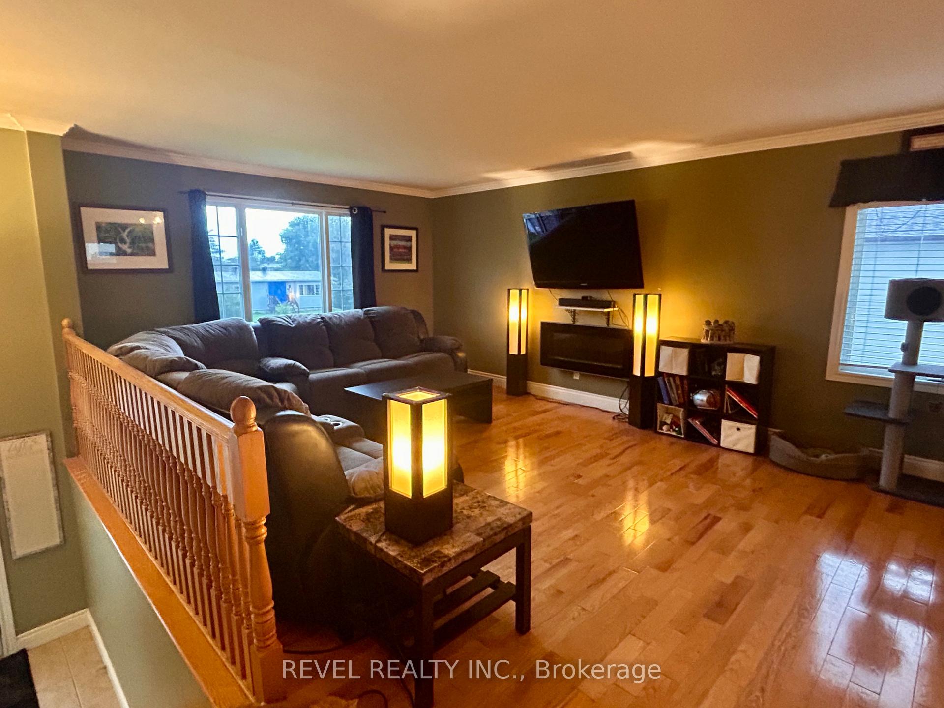 Photo 16 of 354 Seventeenth Avenue, Cochrane — HOMEH