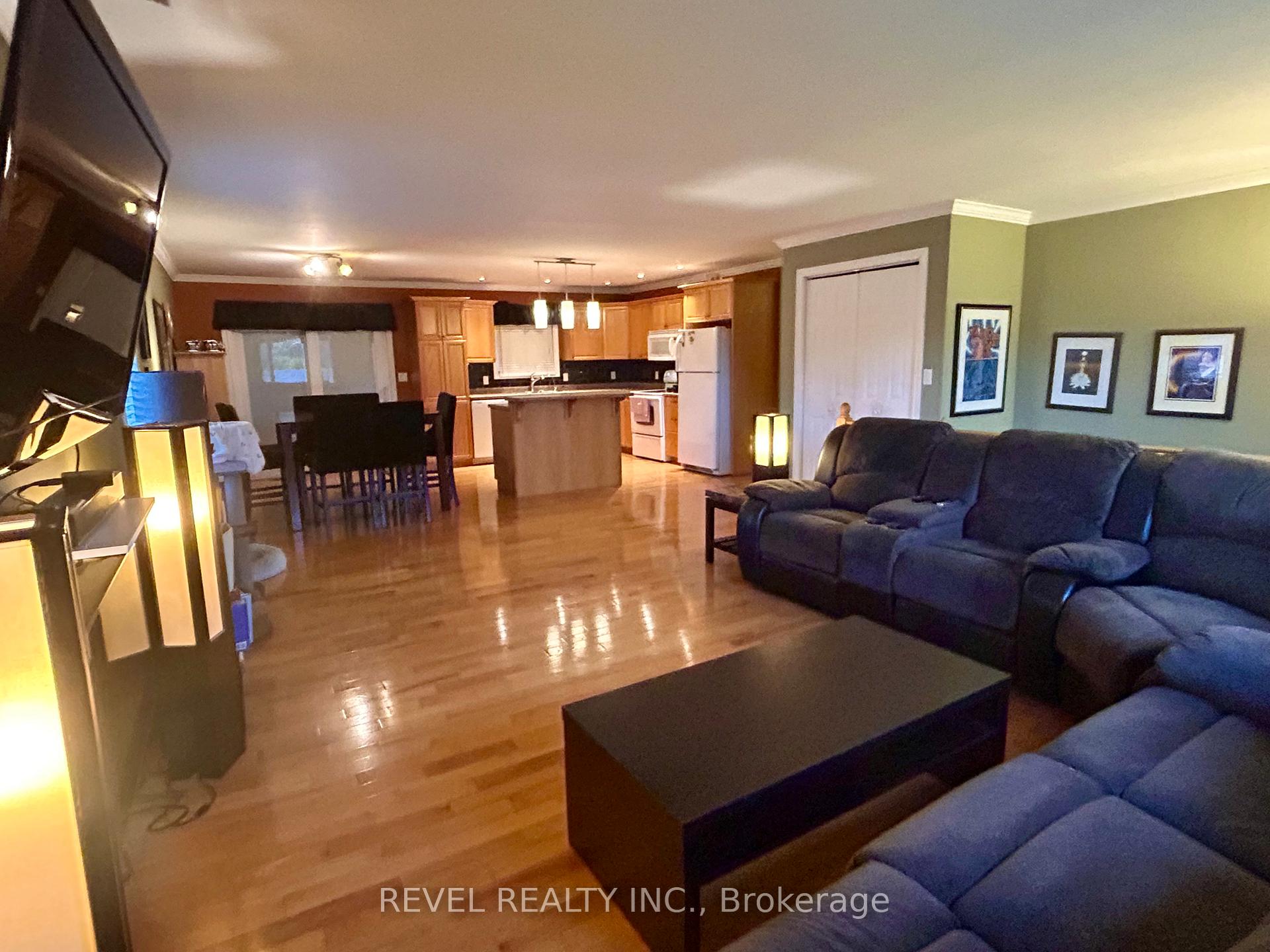 Photo 17 of 354 Seventeenth Avenue, Cochrane — HOMEH