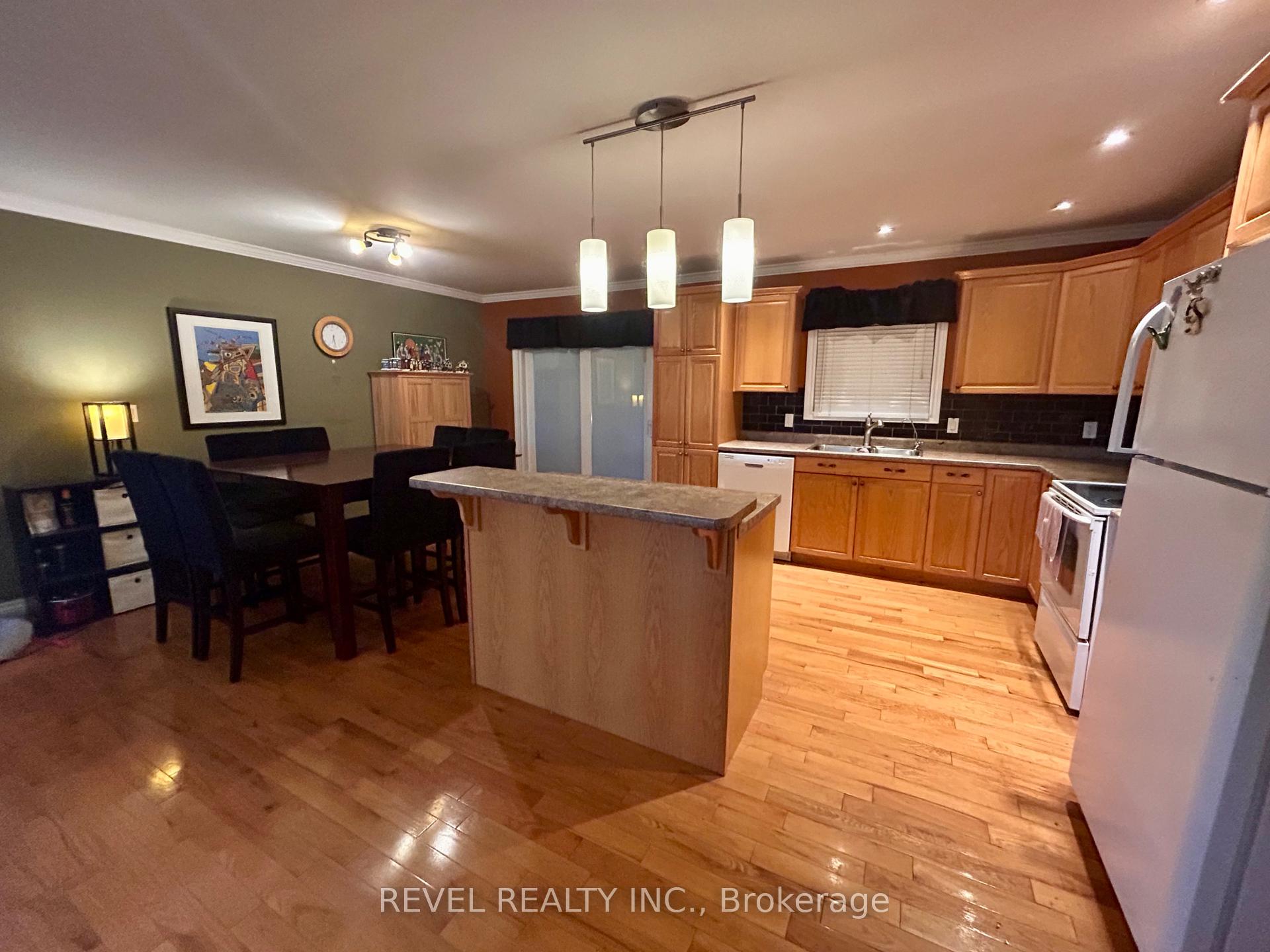 Photo 8 of 354 Seventeenth Avenue, Cochrane — HOMEH