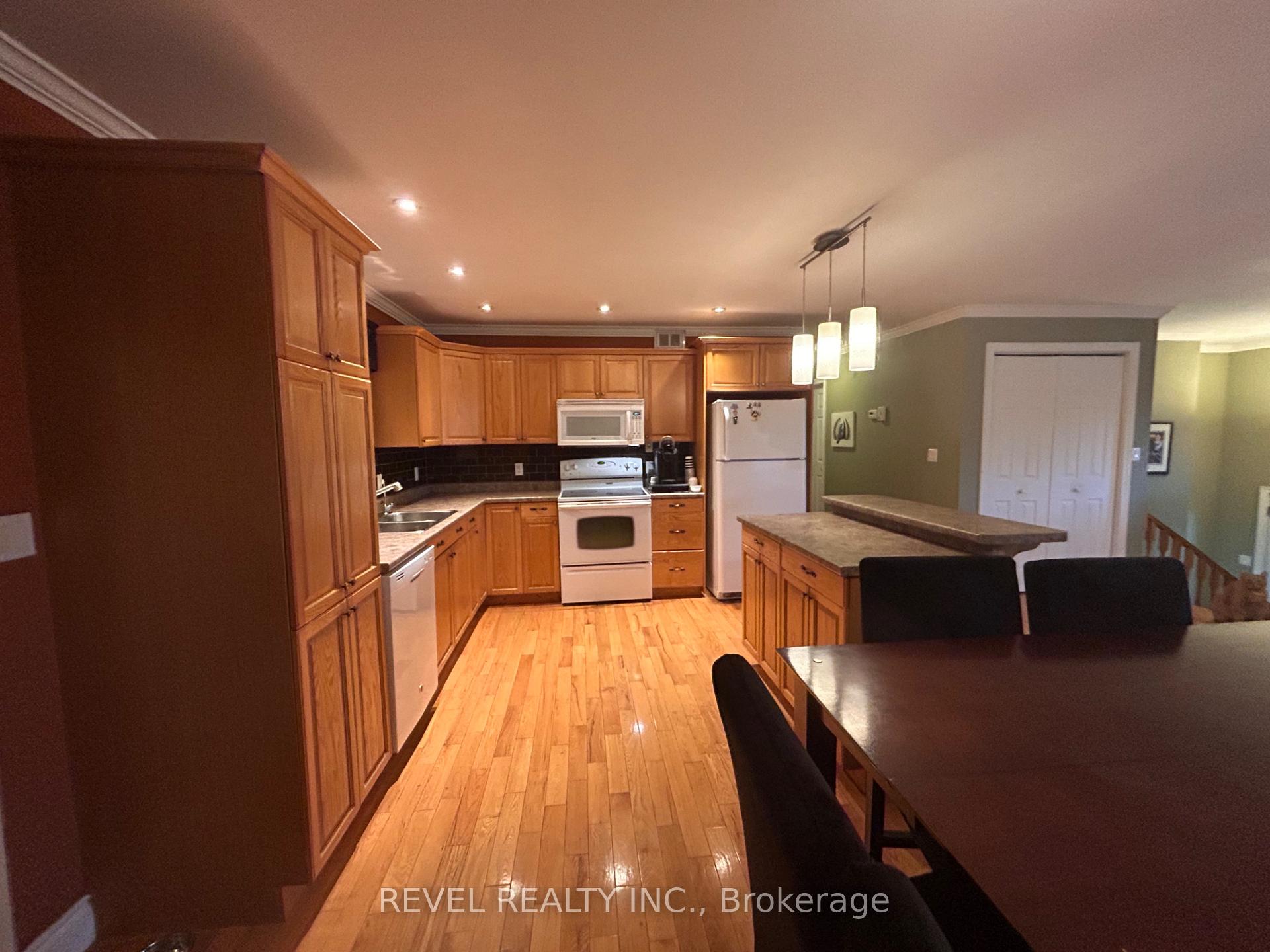 Photo 10 of 354 Seventeenth Avenue, Cochrane — HOMEH