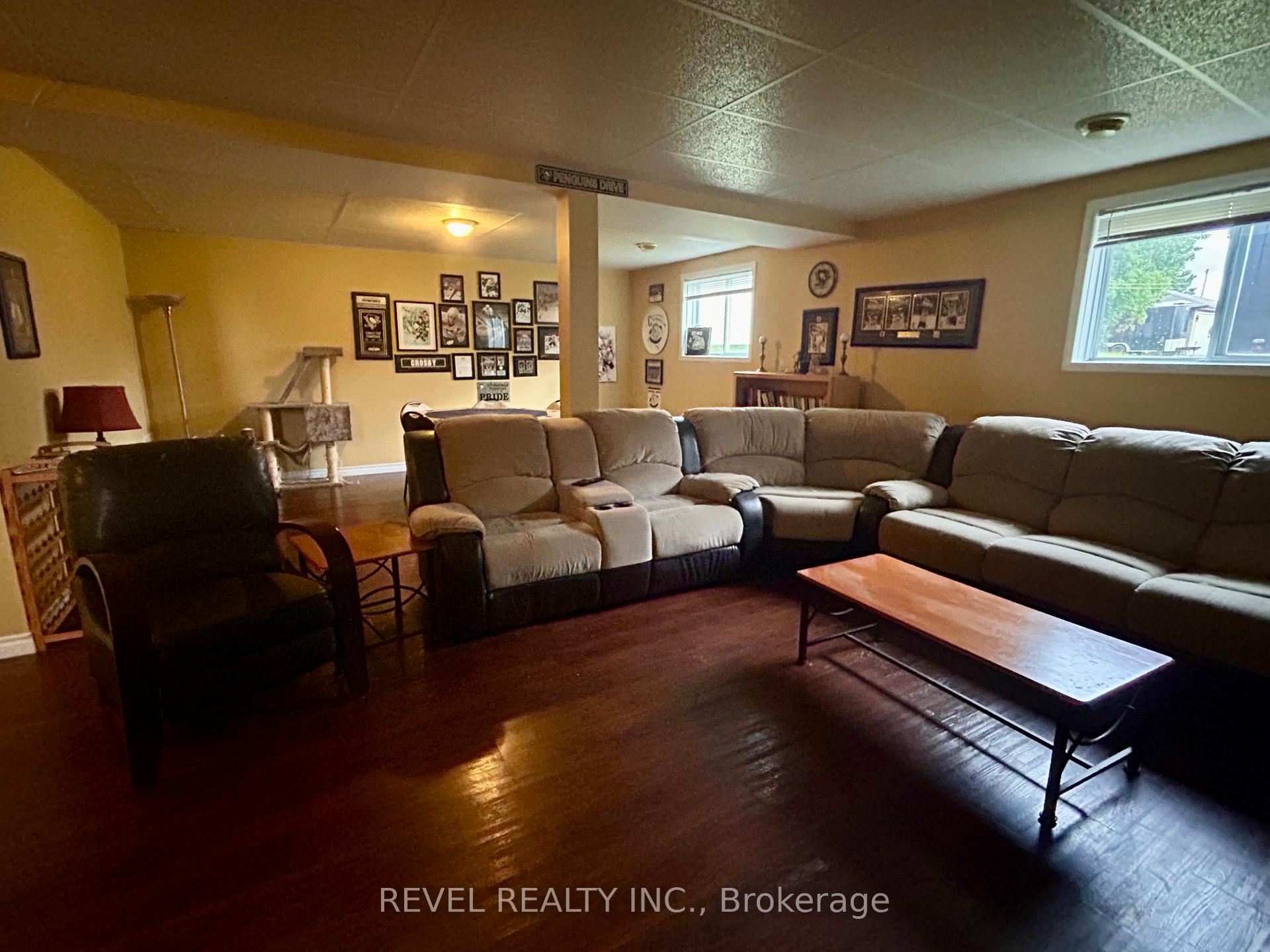 Photo 13 of 354 Seventeenth Avenue, Cochrane — HOMEH