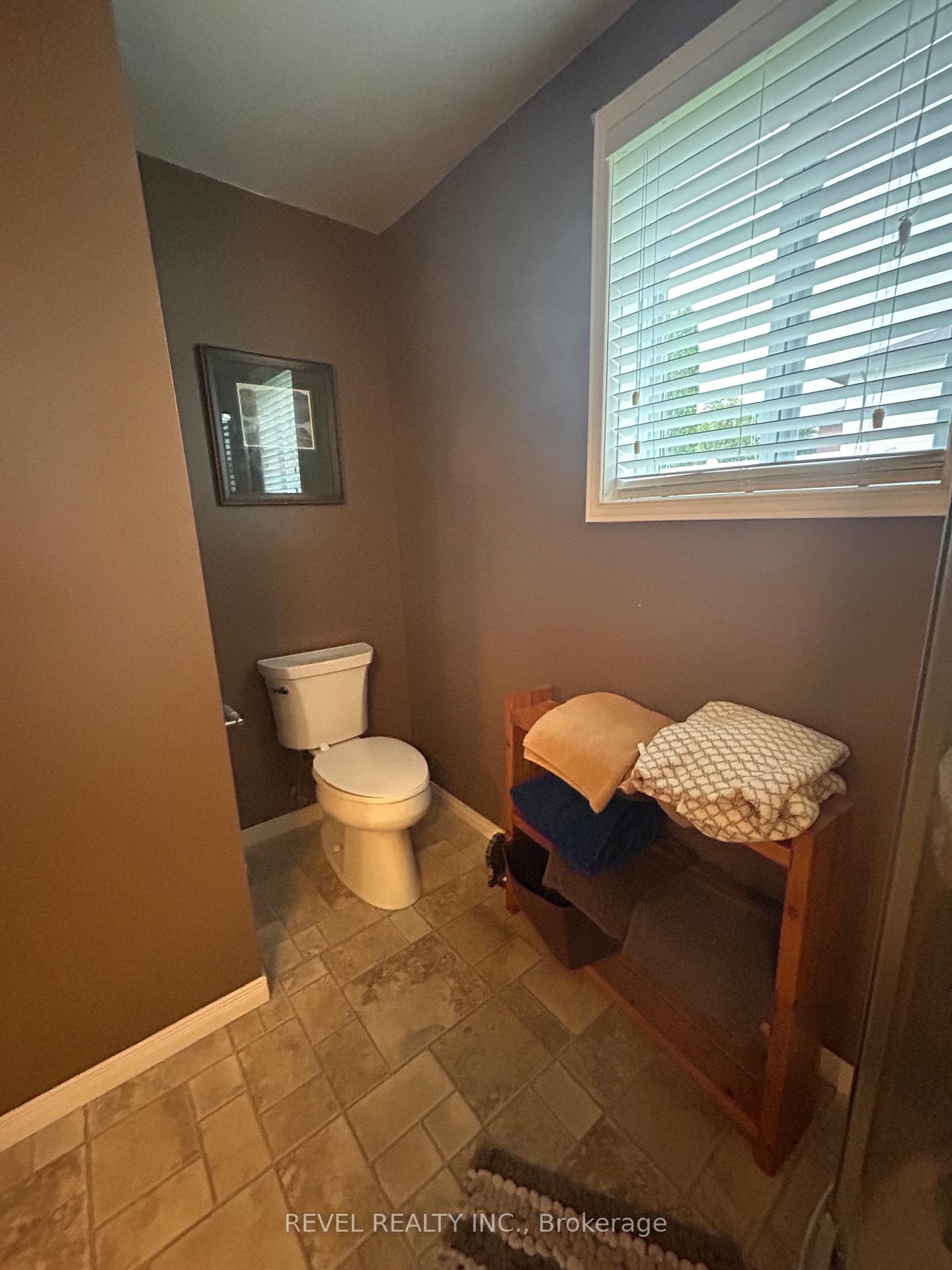 Photo 25 of 354 Seventeenth Avenue, Cochrane — HOMEH