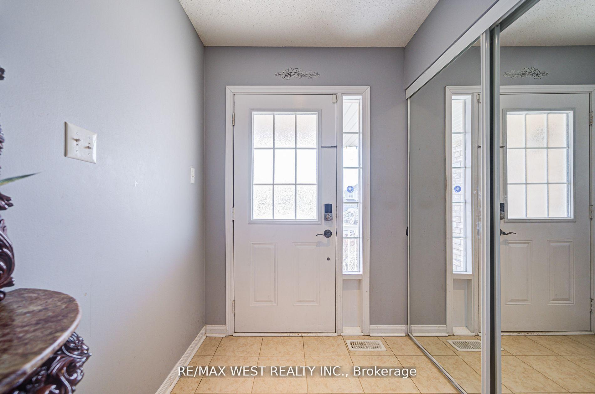 Photo 5 of 14 Lancaster Court, Barrie, Innis-Shore — HOMEH