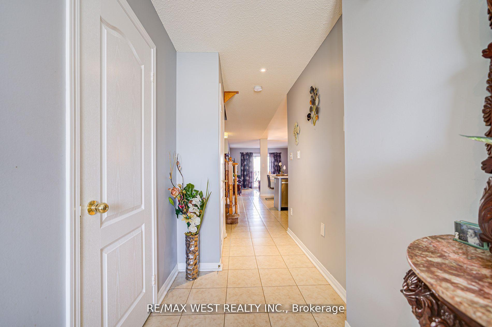Photo 8 of 14 Lancaster Court, Barrie, Innis-Shore — HOMEH