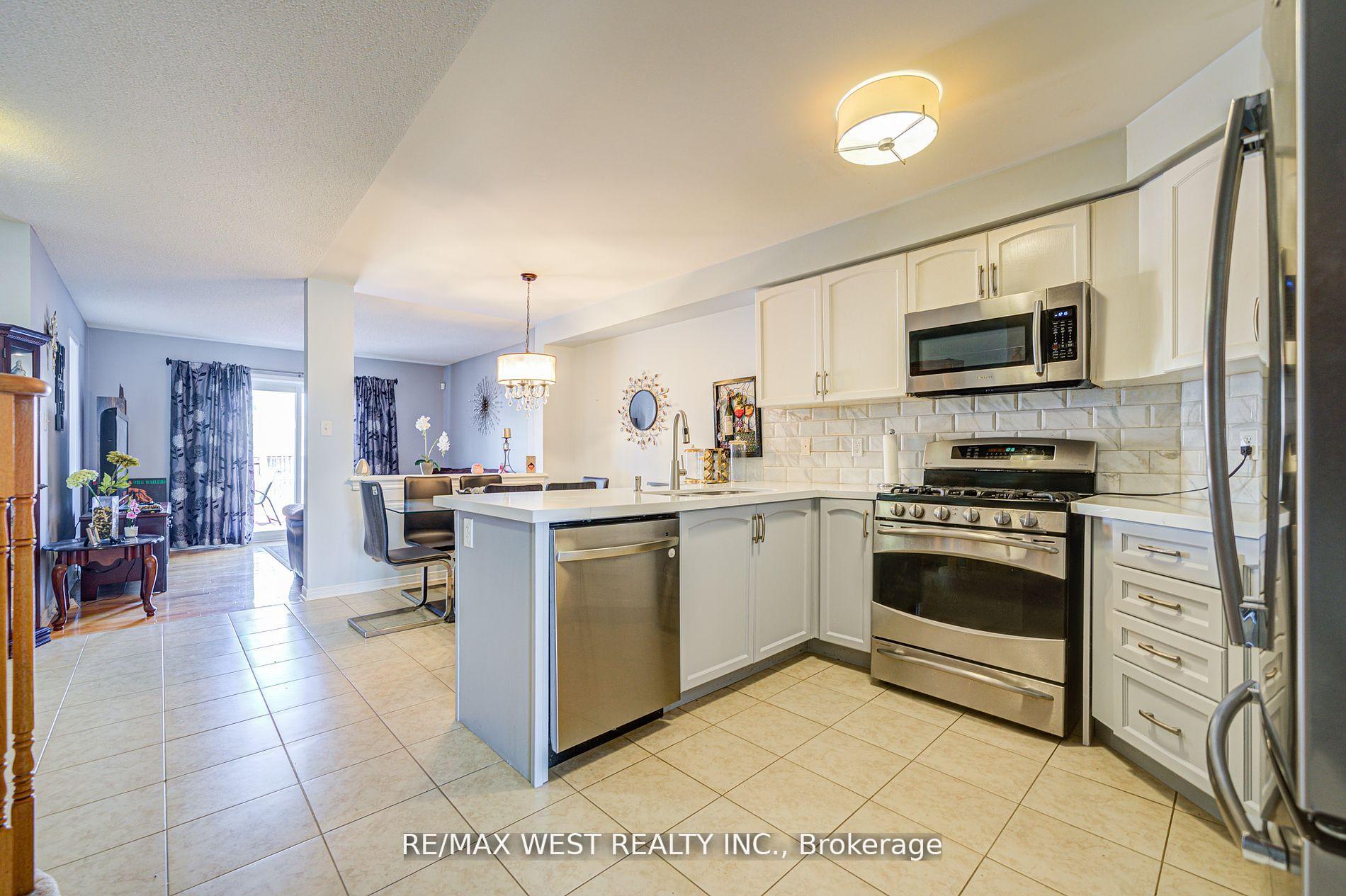 Photo 2 of 14 Lancaster Court, Barrie, Innis-Shore — HOMEH