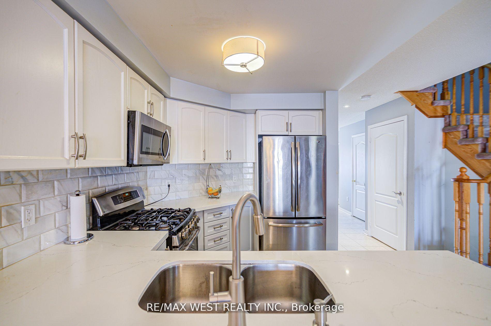 Photo 9 of 14 Lancaster Court, Barrie, Innis-Shore — HOMEH