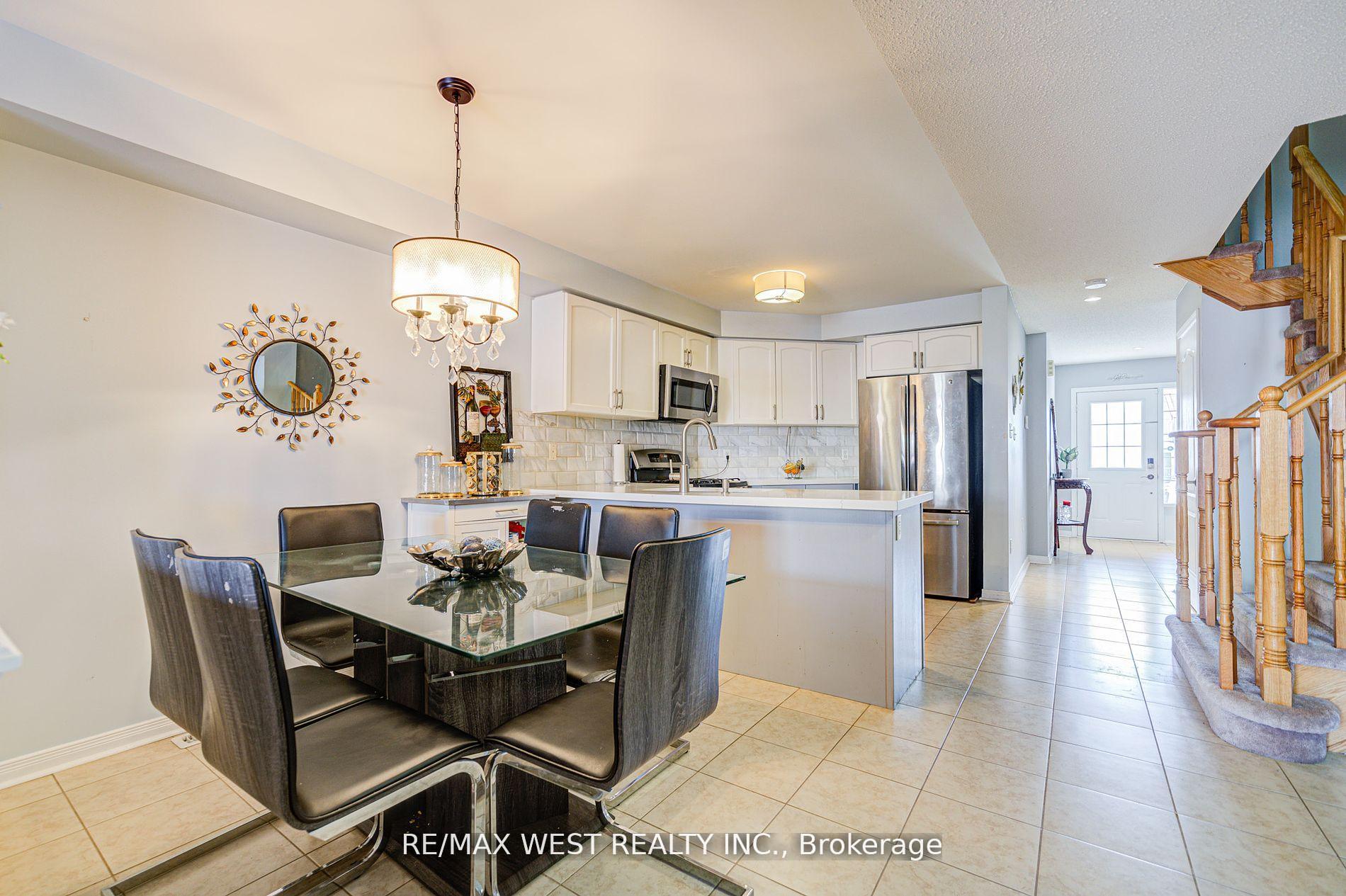Photo 4 of 14 Lancaster Court, Barrie, Innis-Shore — HOMEH