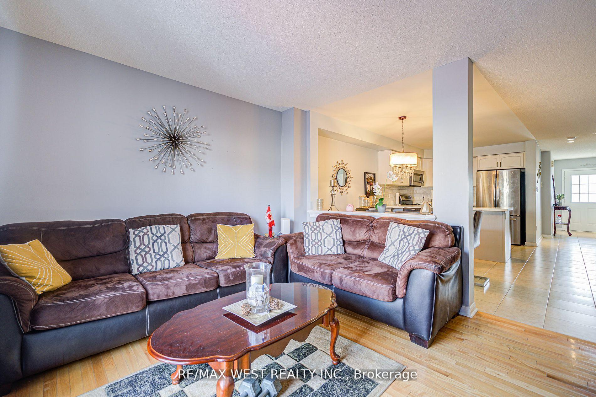 Photo 3 of 14 Lancaster Court, Barrie, Innis-Shore — HOMEH
