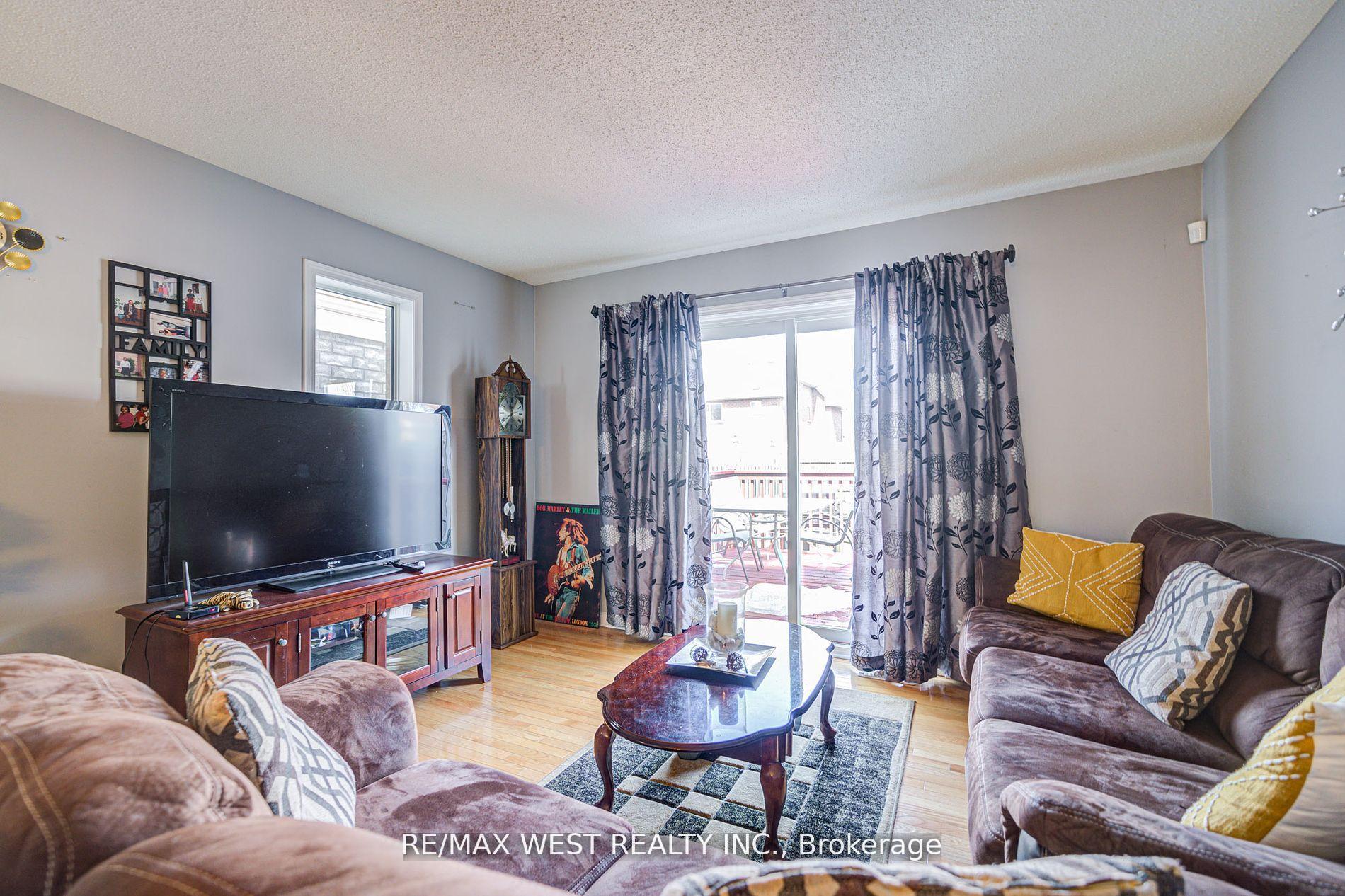 Photo 13 of 14 Lancaster Court, Barrie, Innis-Shore — HOMEH