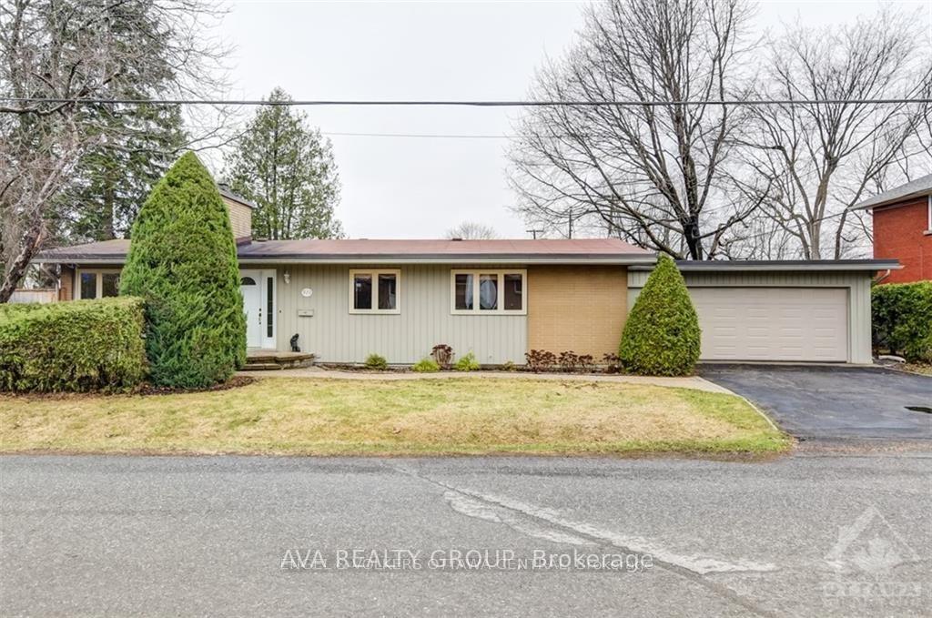 Front of 920 Iroquois Road