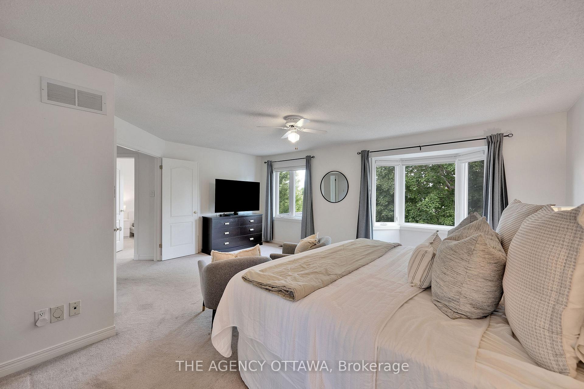 Photo 23 of 19 Forestglade Crescent, Ottawa, Hunt Club Park — HOMEH
