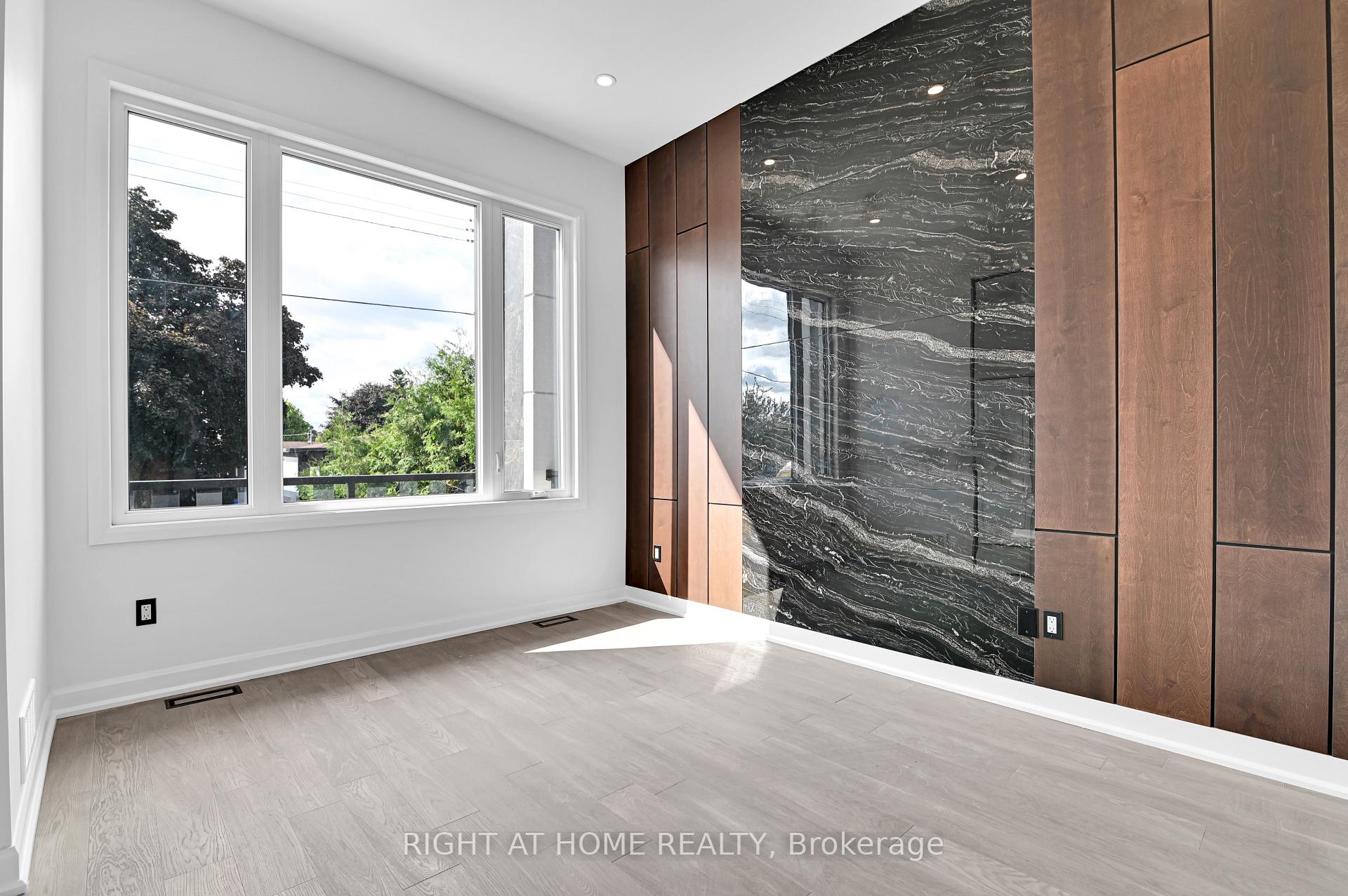 Photo 3 of 103 Fieldrow Street, Ottawa, Meadowlands/Crestview — HOMEH