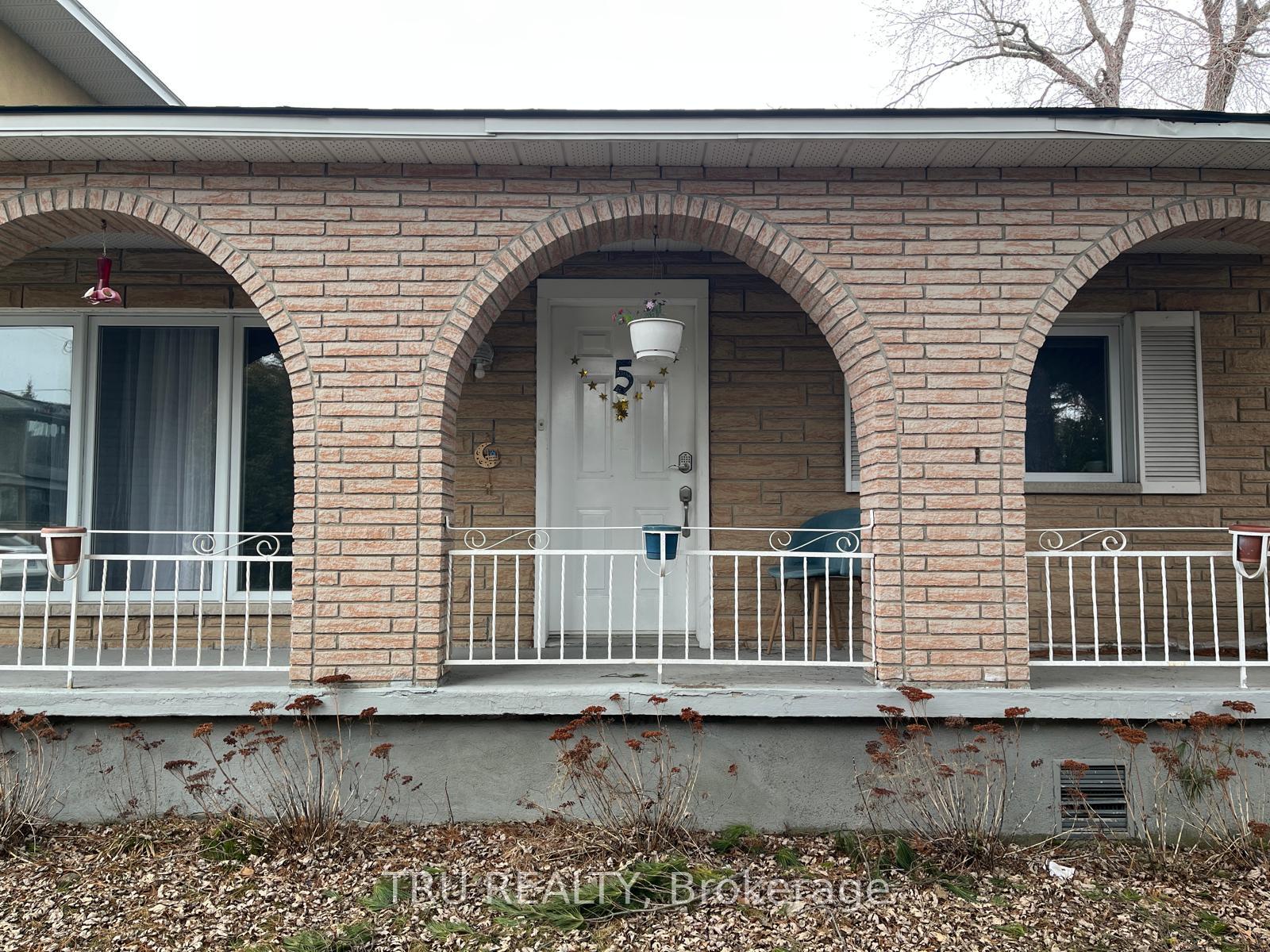 Photo 3 of 5 Pender Street, Ottawa, Meadowlands/St. Claire Gardens — HOMEH