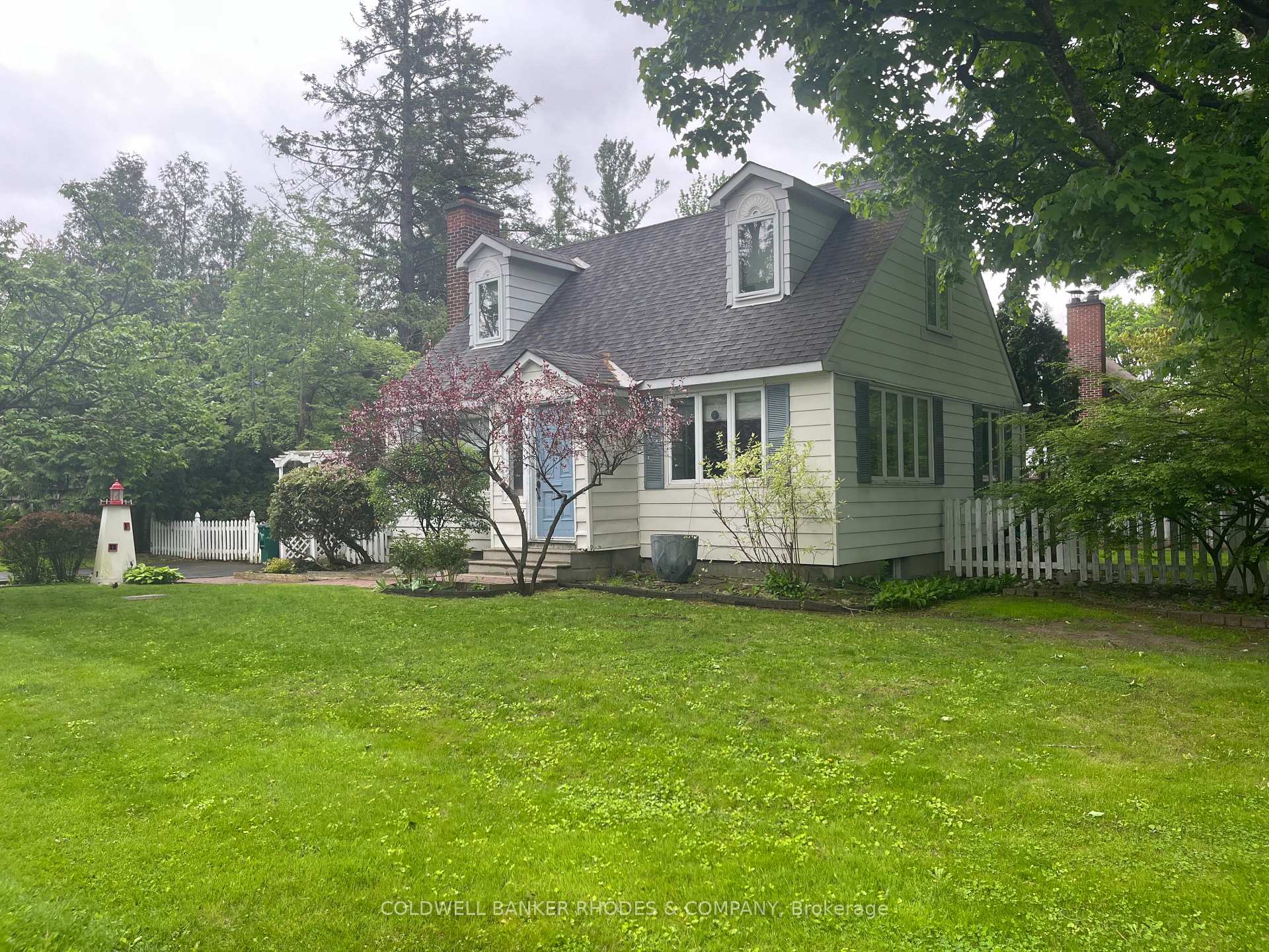 Photo 4 of 44 Farnham Crescent, Ottawa, Manor Park — HOMEH