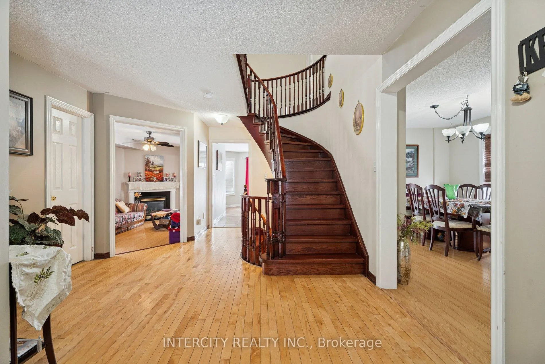 Photo 4 of 25 Meyer Avenue, Barrie, East Bayfield — HOMEH