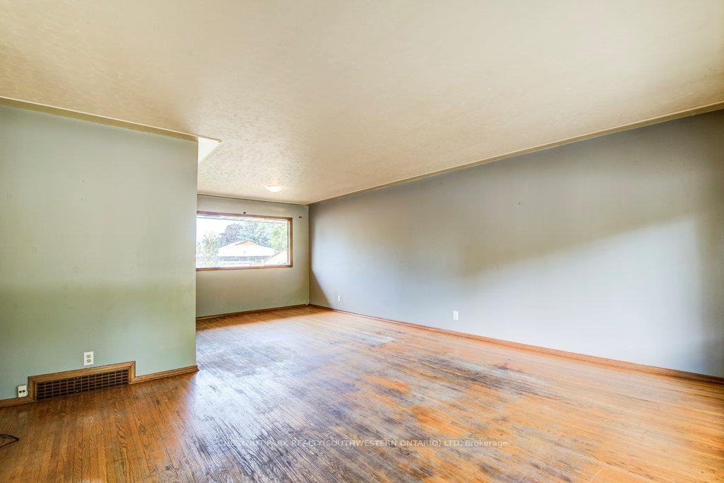 Photo 7 of 33 Evergreen Crescent, Kitchener — HOMEH
