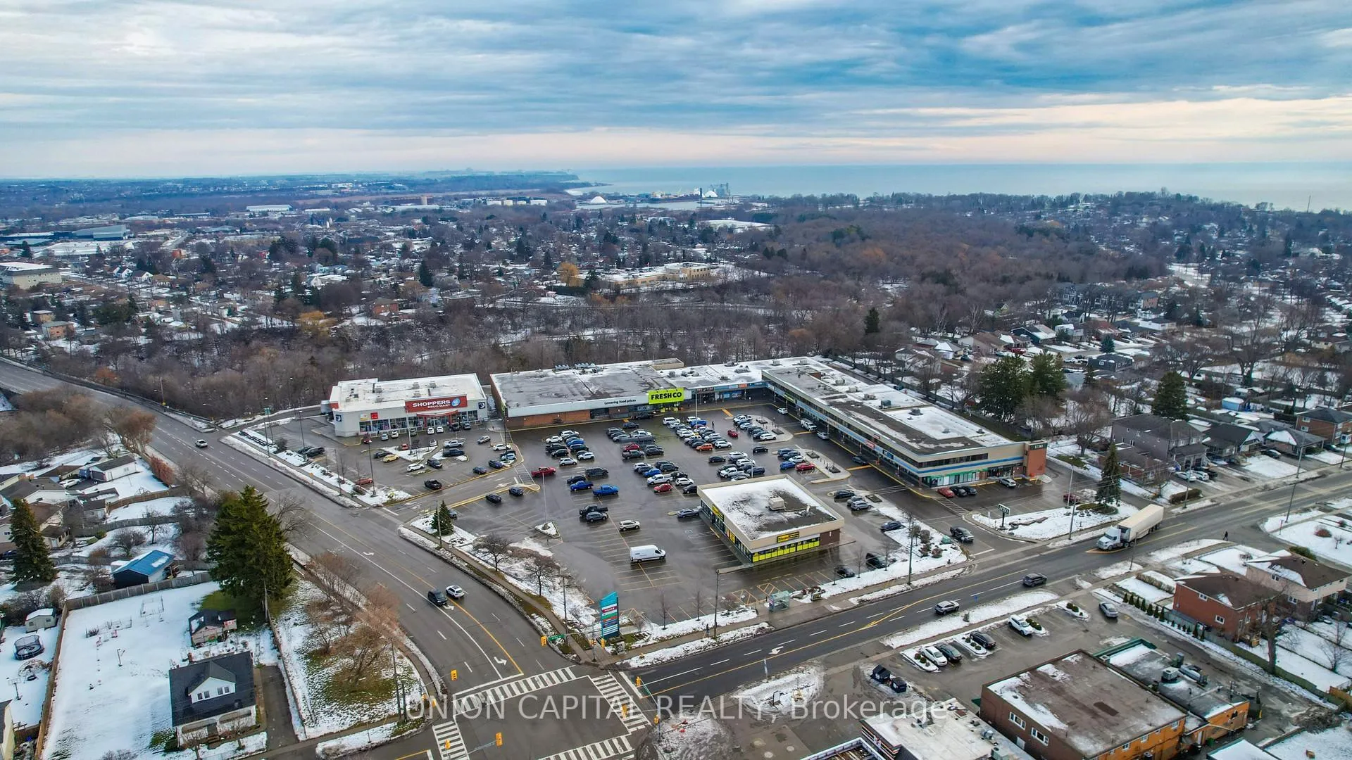Photo 4 of 376 Calvert Court, Oshawa, Lakeview — HOMEH