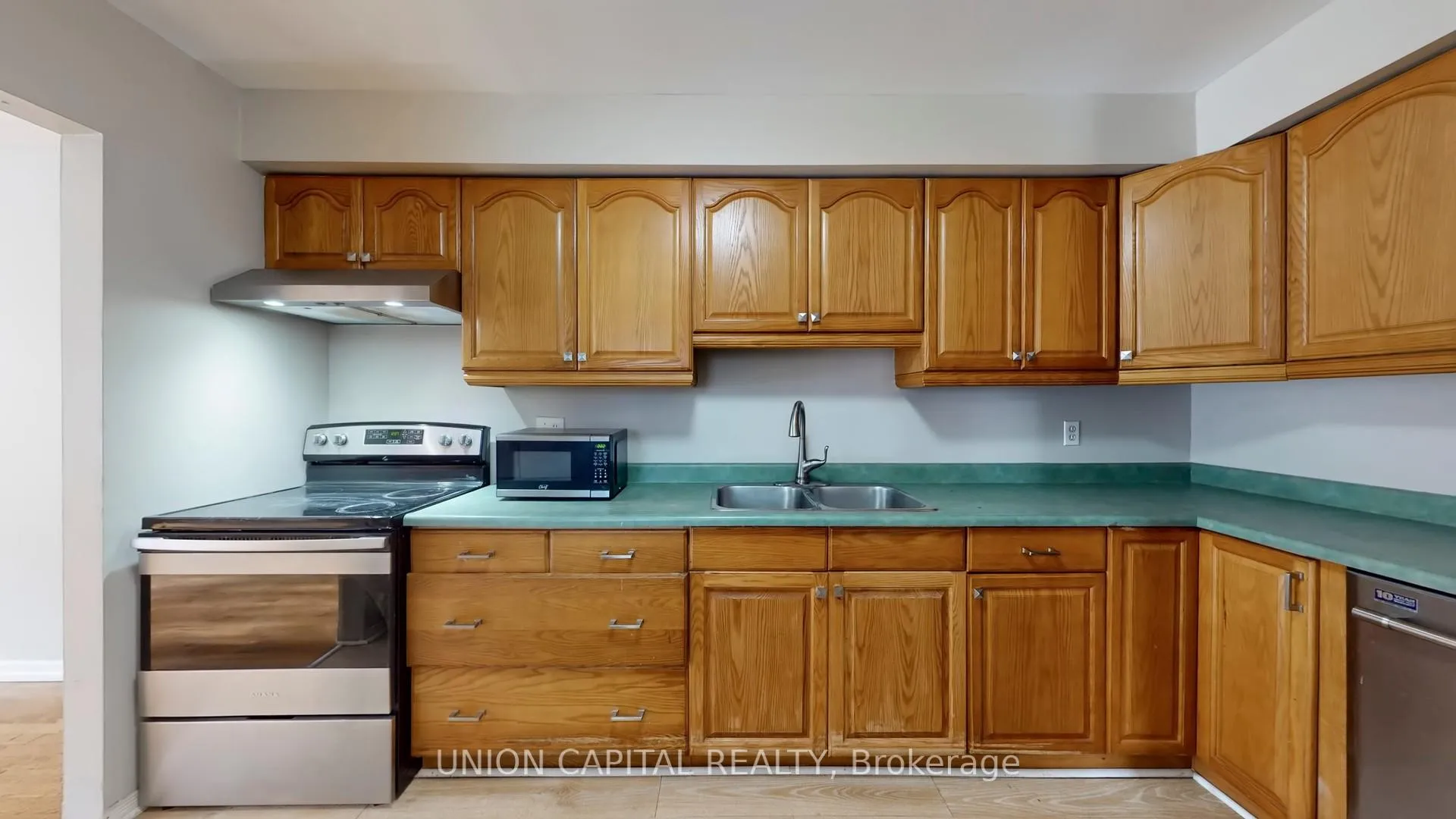 Photo 7 of 376 Calvert Court, Oshawa, Lakeview — HOMEH