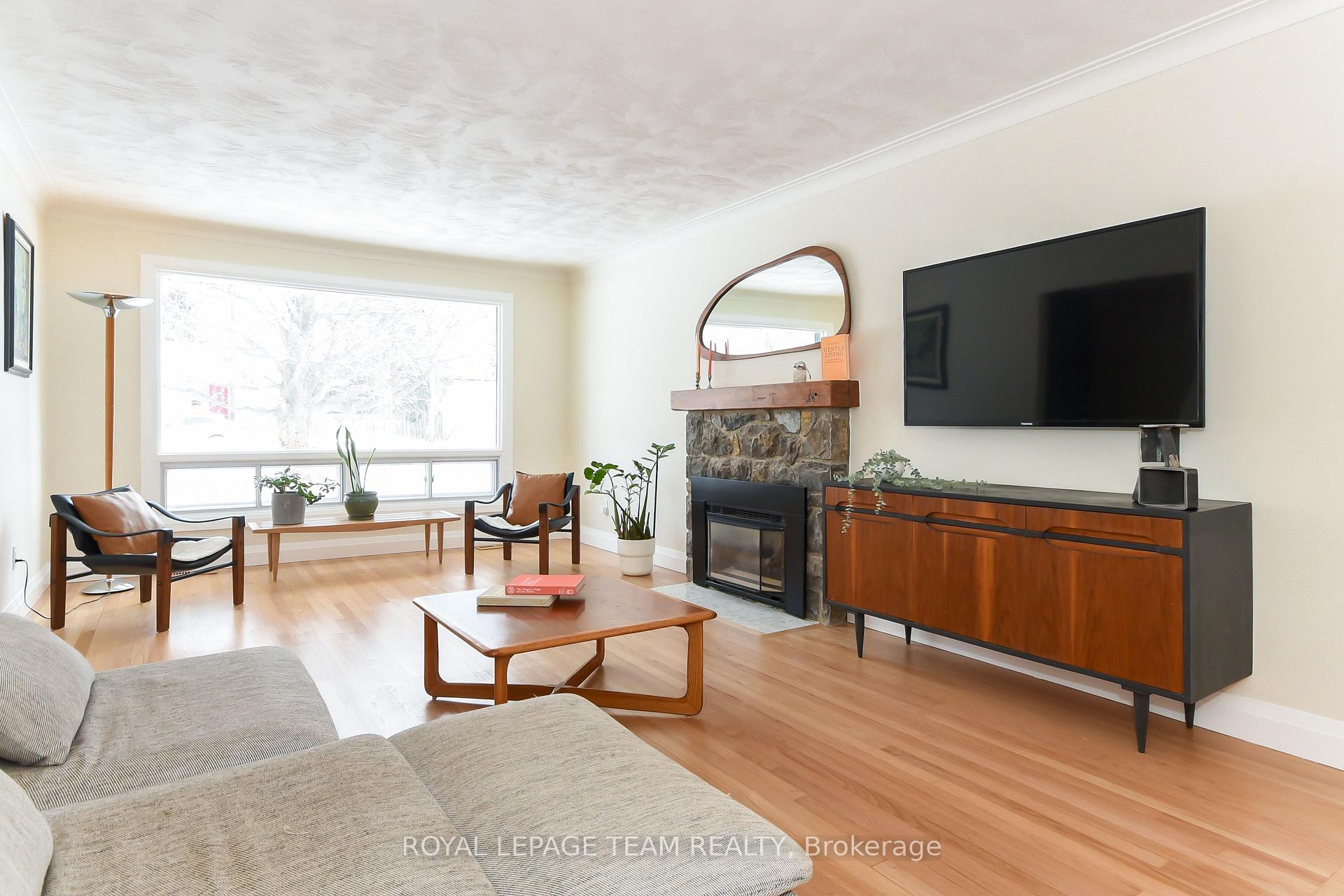 Photo 3 of 828 Kingsmere Avenue, Ottawa, McKellar Heights/Glabar Park — HOMEH
