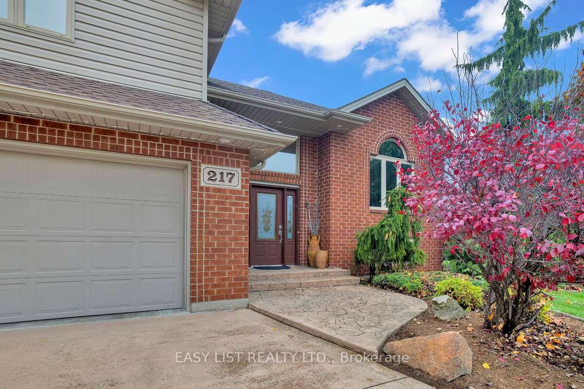 Photo 4 of 217 Maple Leaf Court, Lakeshore — HOMEH