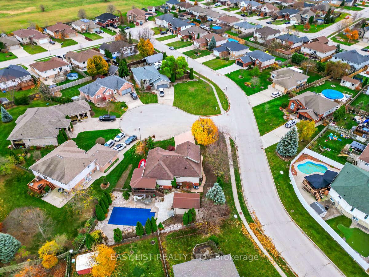 Photo 7 of 217 Maple Leaf Court, Lakeshore — HOMEH